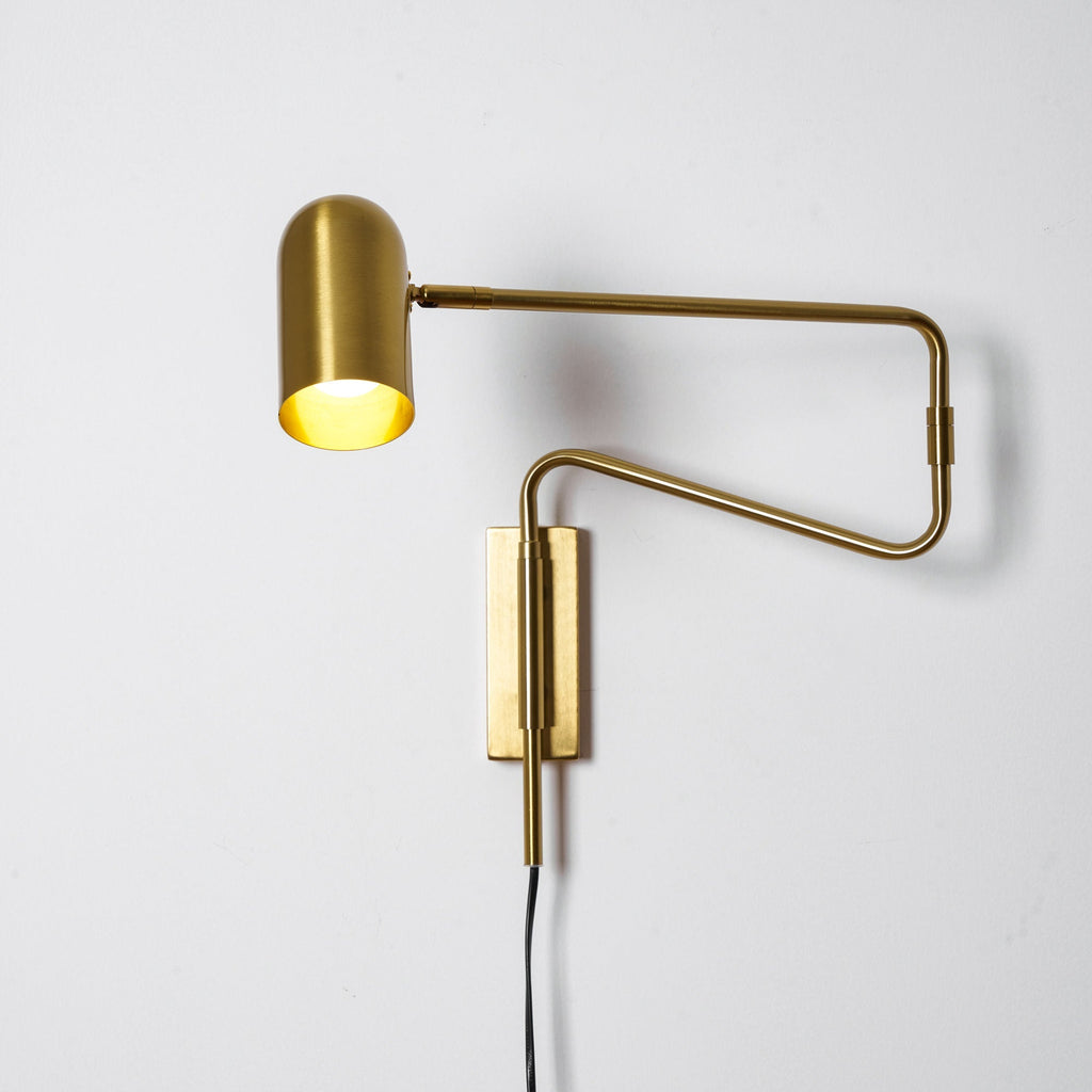 Nástěnná lampa do zásuvky — nastavitelné výkyvné rameno