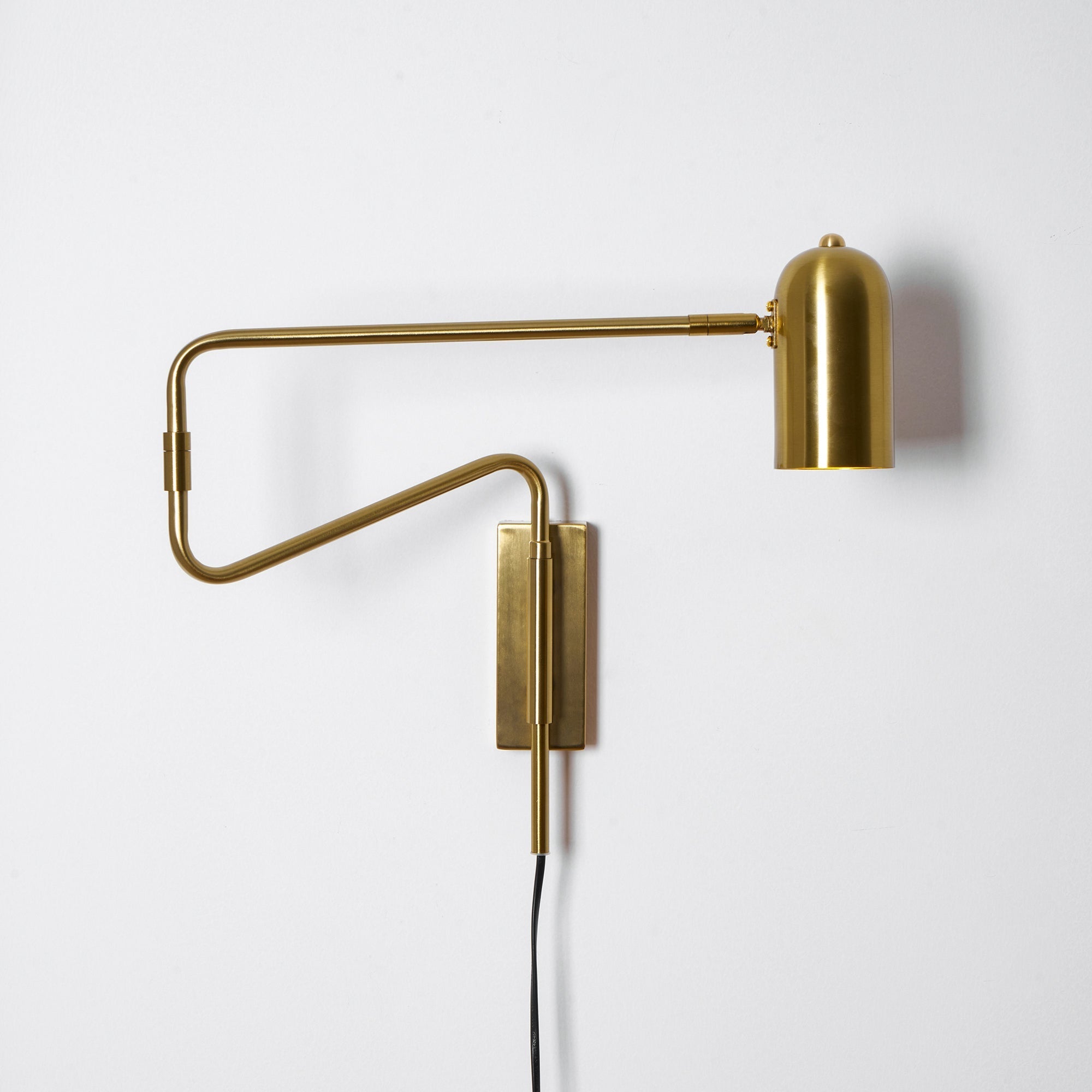 Nástěnná lampa do zásuvky — nastavitelné výkyvné rameno