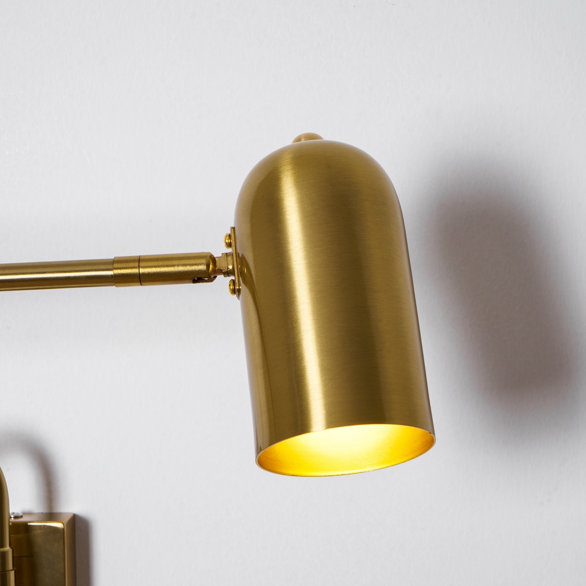 Nástěnná lampa do zásuvky — nastavitelné výkyvné rameno