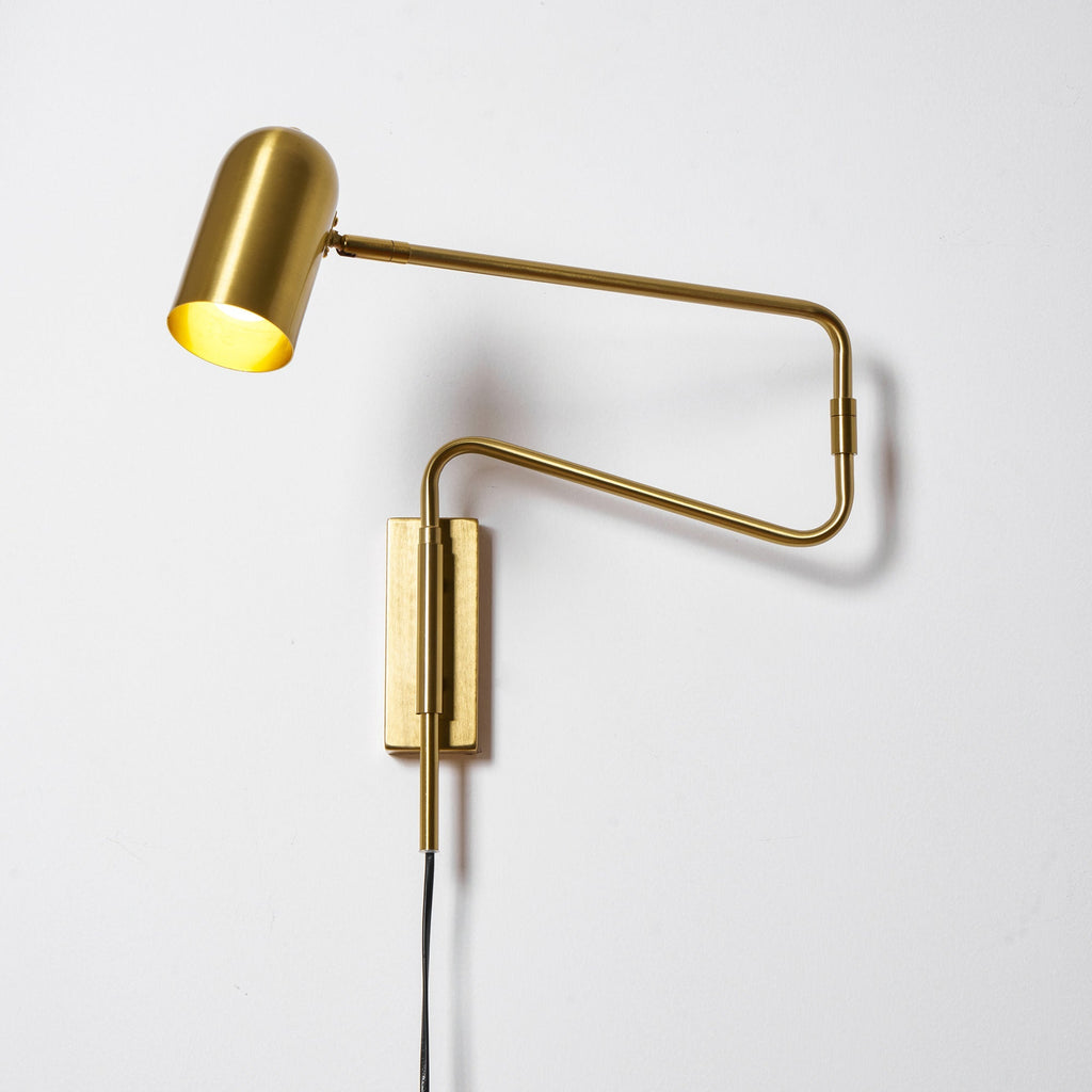 Nástěnná lampa do zásuvky — nastavitelné výkyvné rameno