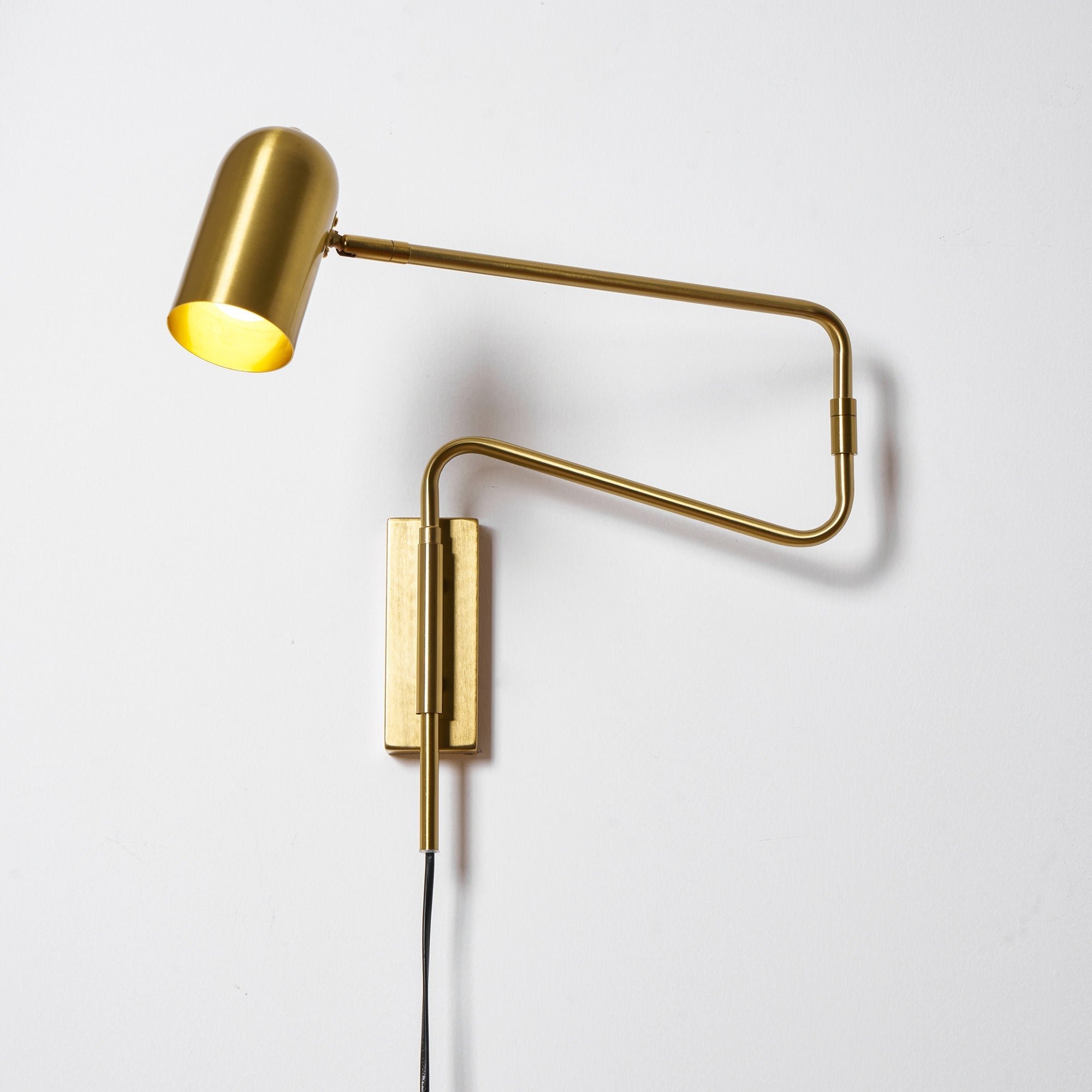 Nástěnná lampa do zásuvky — nastavitelné výkyvné rameno
