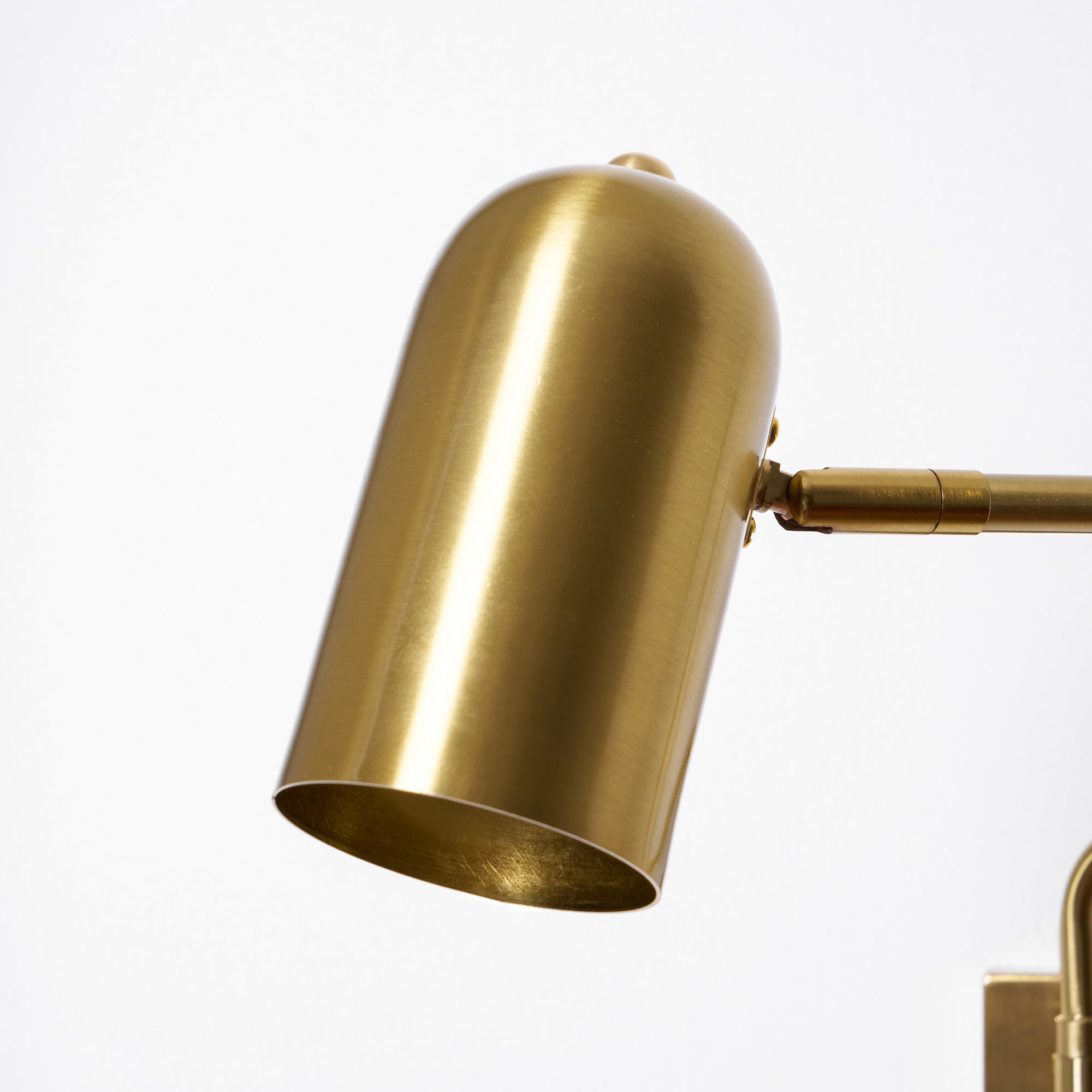 Nástěnná lampa do zásuvky — nastavitelné výkyvné rameno