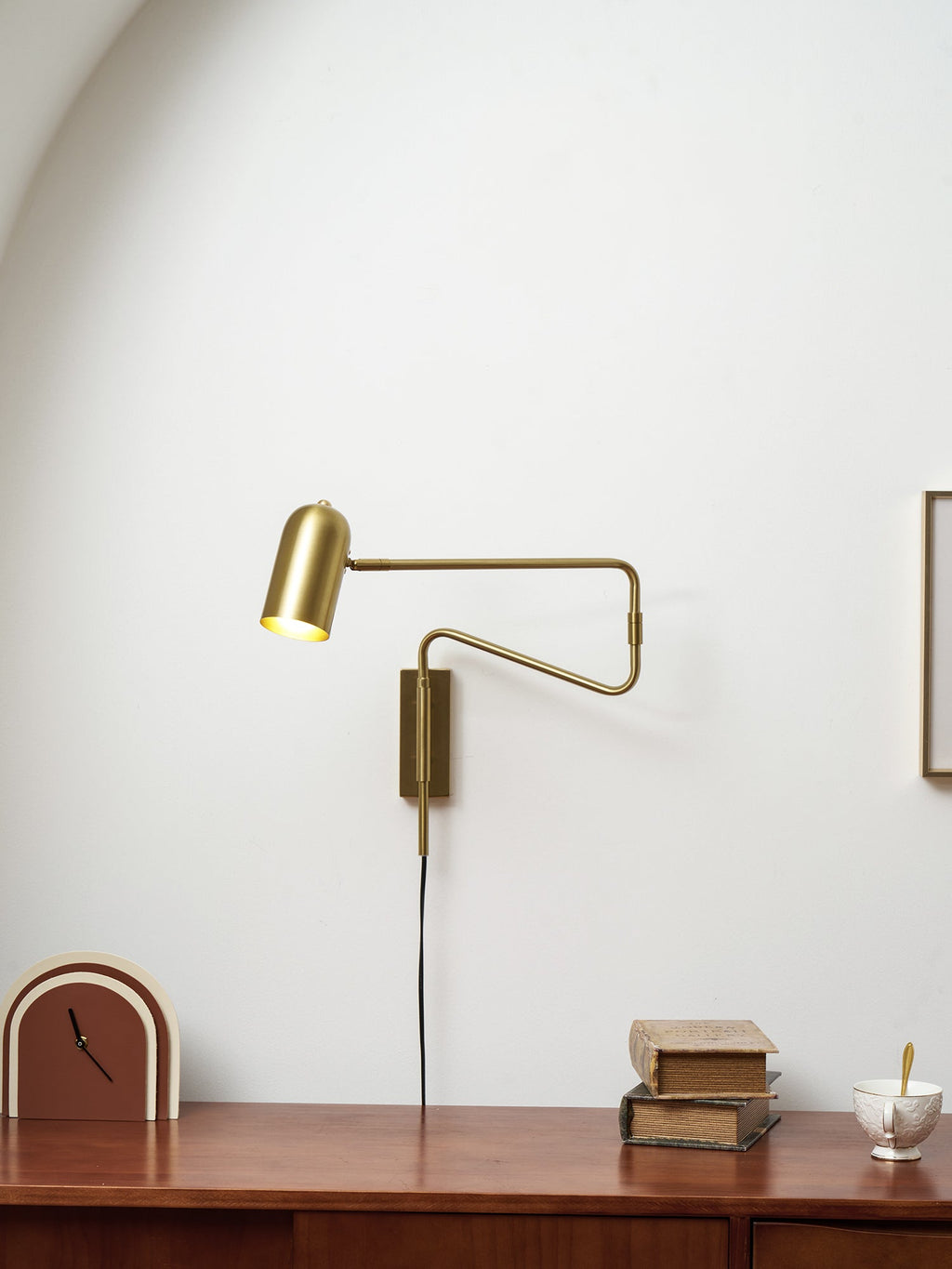 Nástěnná lampa do zásuvky — nastavitelné výkyvné rameno