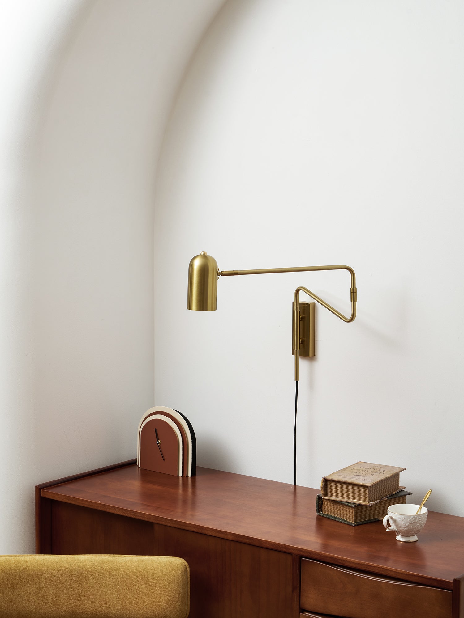 Nástěnná lampa do zásuvky — nastavitelné výkyvné rameno
