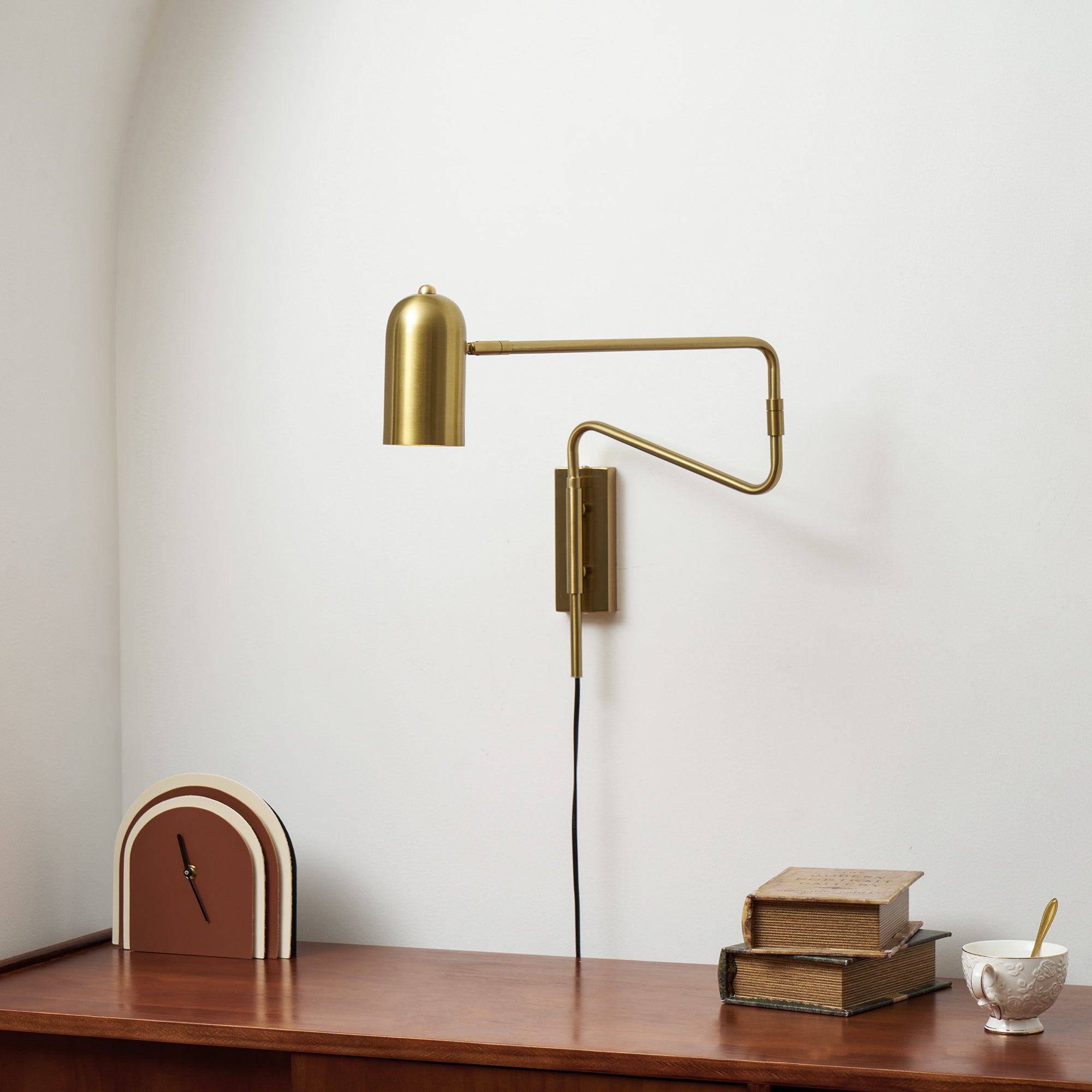 Nástěnná lampa do zásuvky — nastavitelné výkyvné rameno