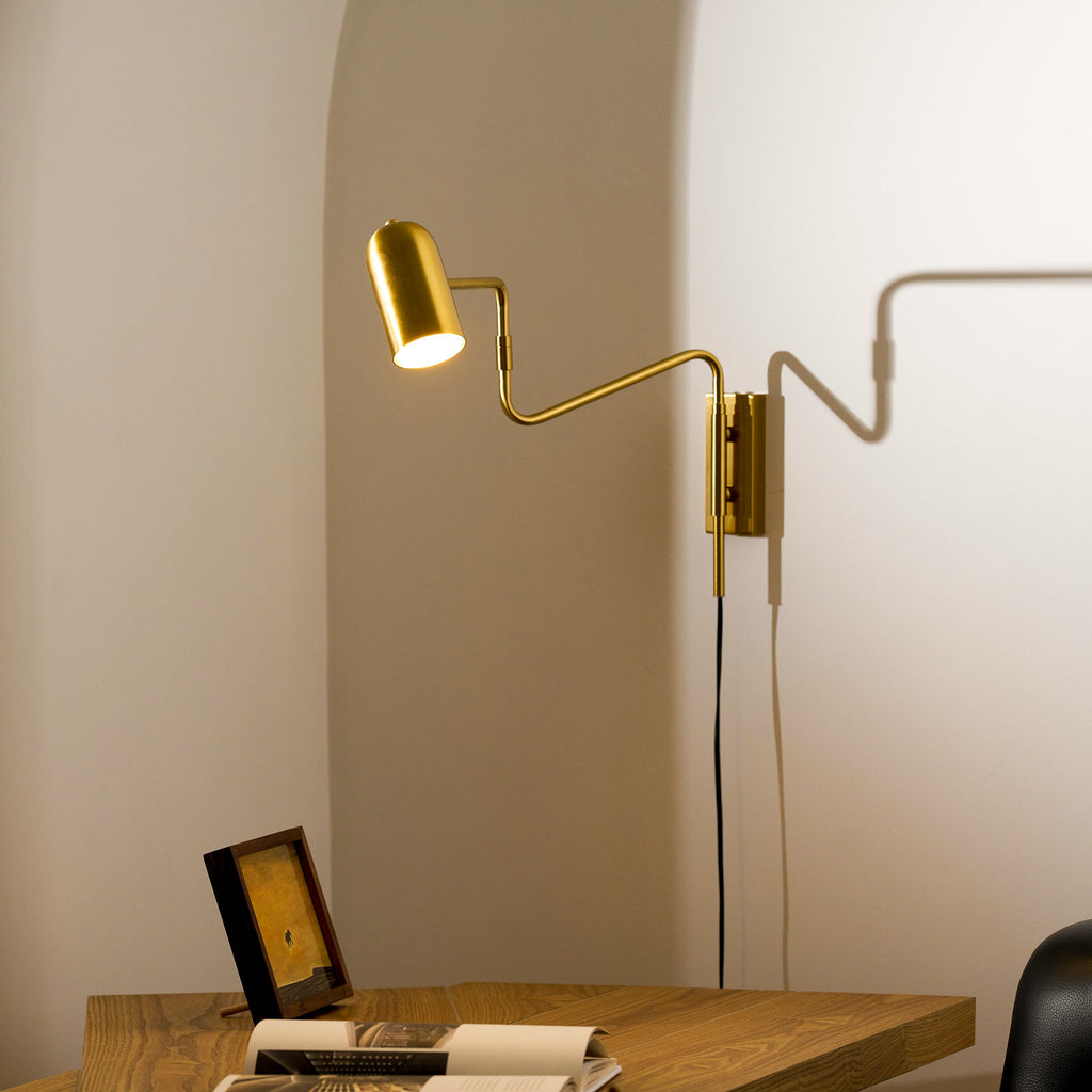 Nástěnná lampa do zásuvky — nastavitelné výkyvné rameno