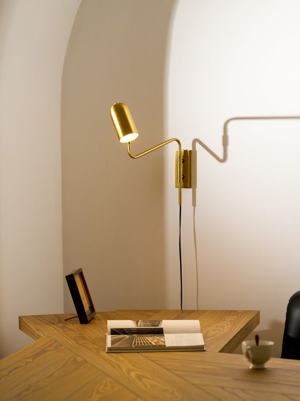 Nástěnná lampa do zásuvky — nastavitelné výkyvné rameno
