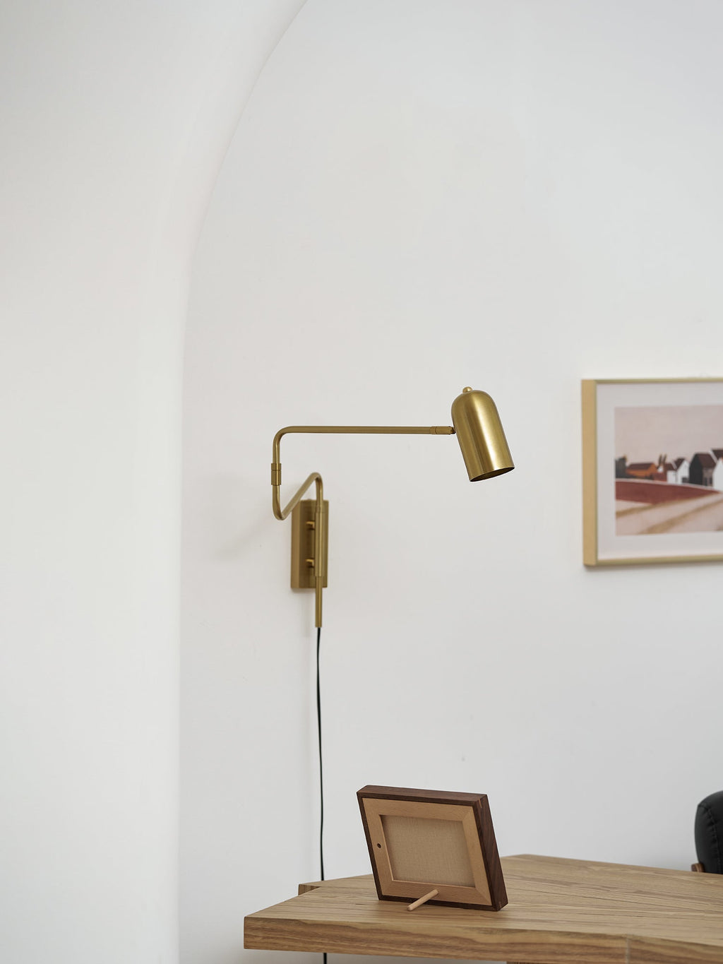 Nástěnná lampa do zásuvky — nastavitelné výkyvné rameno