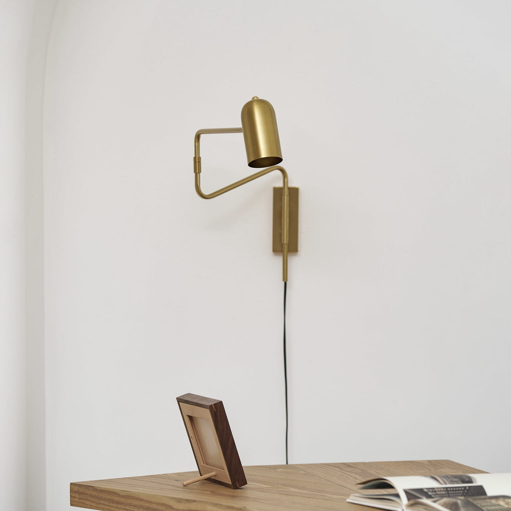 Nástěnná lampa do zásuvky — nastavitelné výkyvné rameno