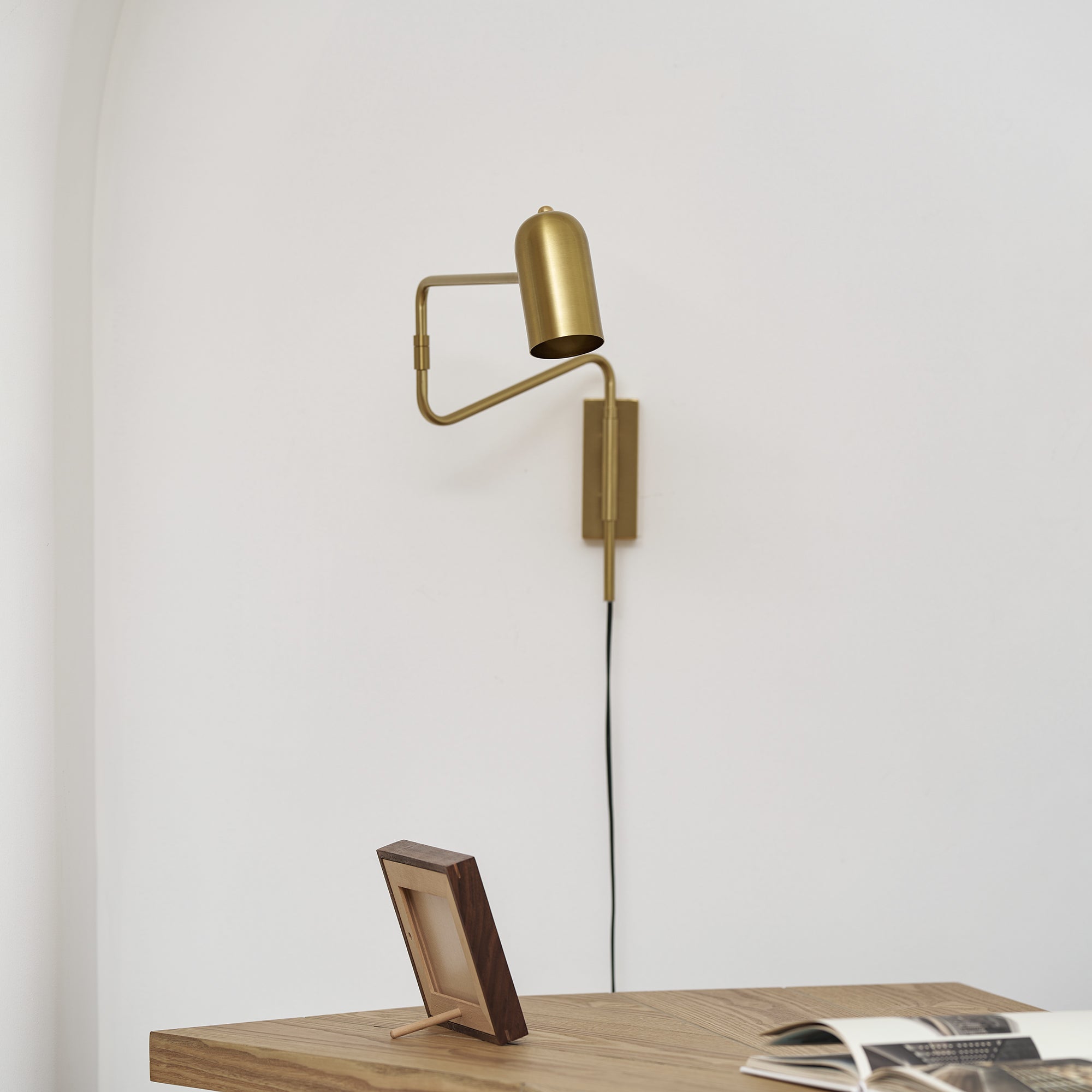 Nástěnná lampa do zásuvky — nastavitelné výkyvné rameno