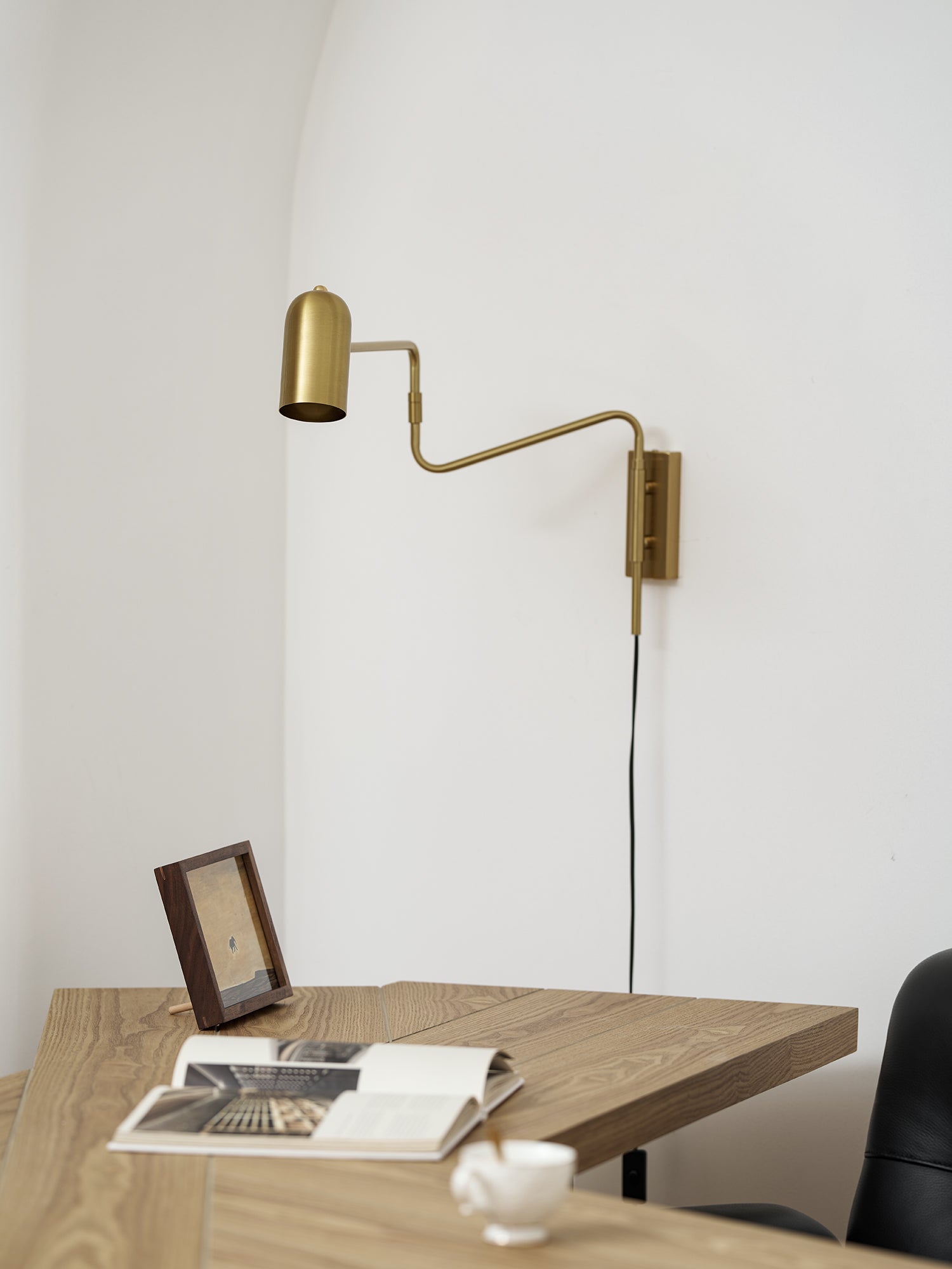 Nástěnná lampa do zásuvky — nastavitelné výkyvné rameno