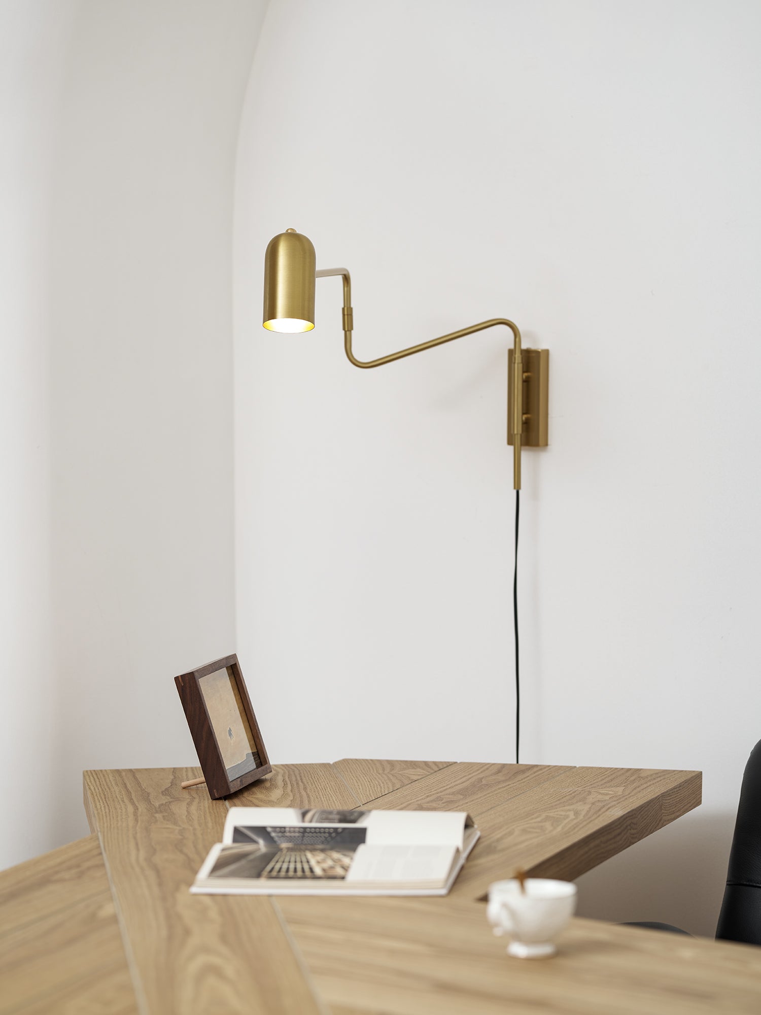 Nástěnná lampa do zásuvky — nastavitelné výkyvné rameno