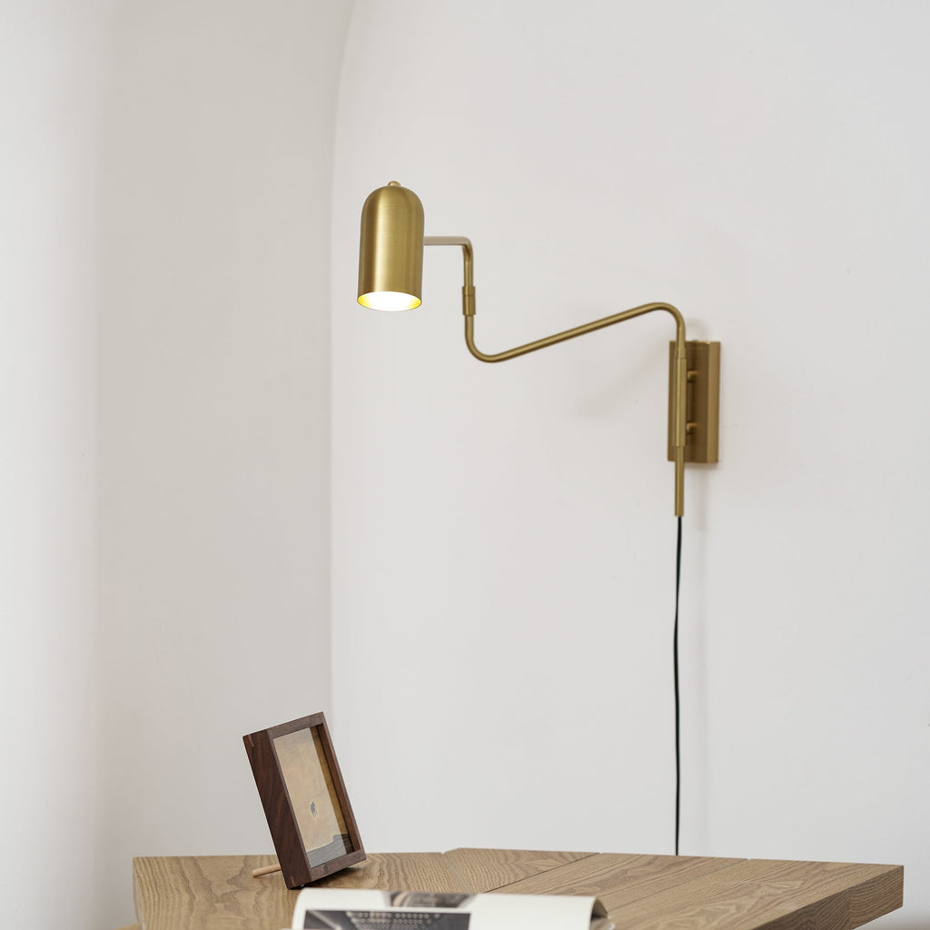 Nástěnná lampa do zásuvky — nastavitelné výkyvné rameno