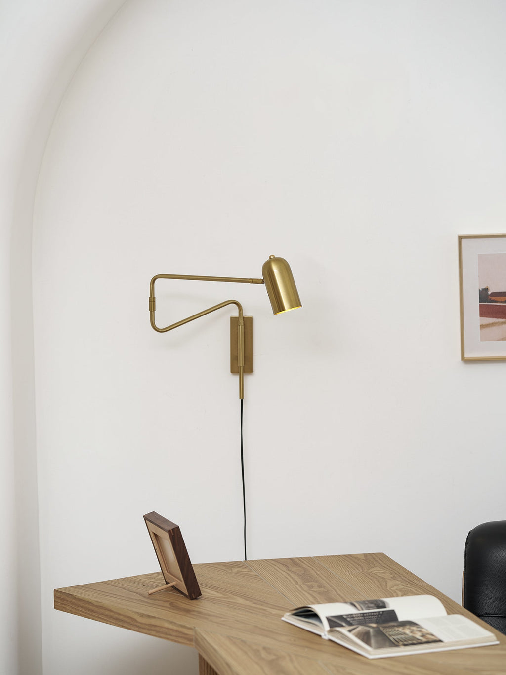 Nástěnná lampa do zásuvky — nastavitelné výkyvné rameno