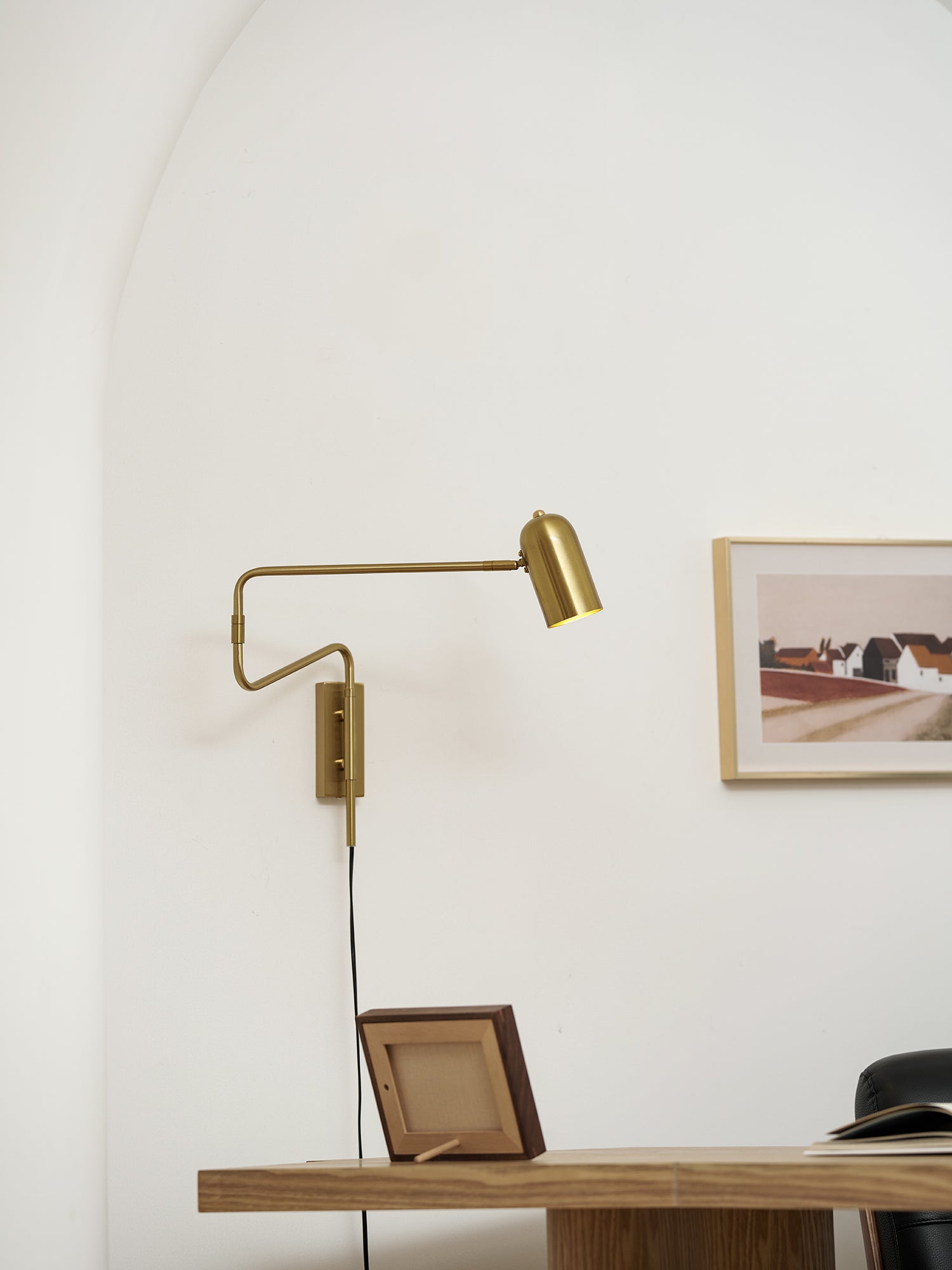 Nástěnná lampa do zásuvky — nastavitelné výkyvné rameno