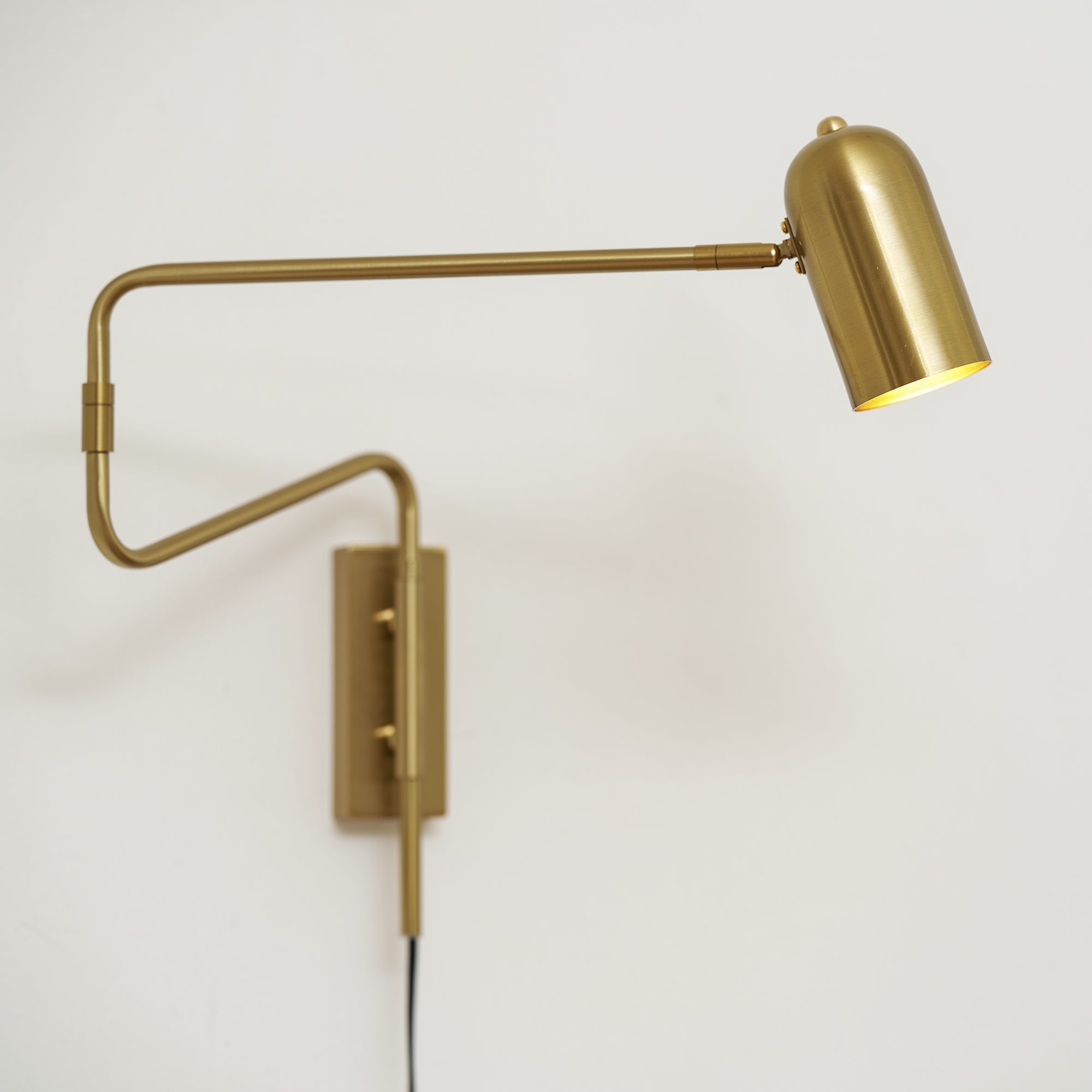 Nástěnná lampa do zásuvky — nastavitelné výkyvné rameno