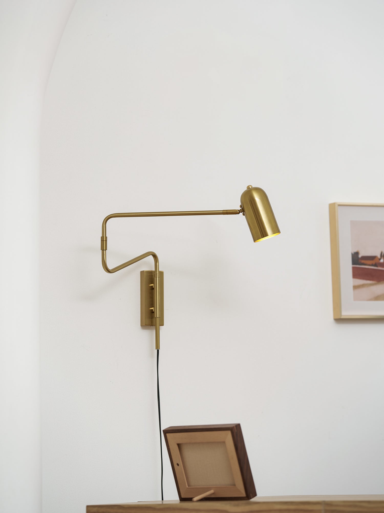 Nástěnná lampa do zásuvky — nastavitelné výkyvné rameno
