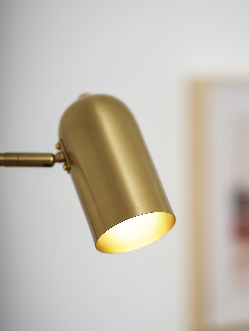 Nástěnná lampa do zásuvky — nastavitelné výkyvné rameno