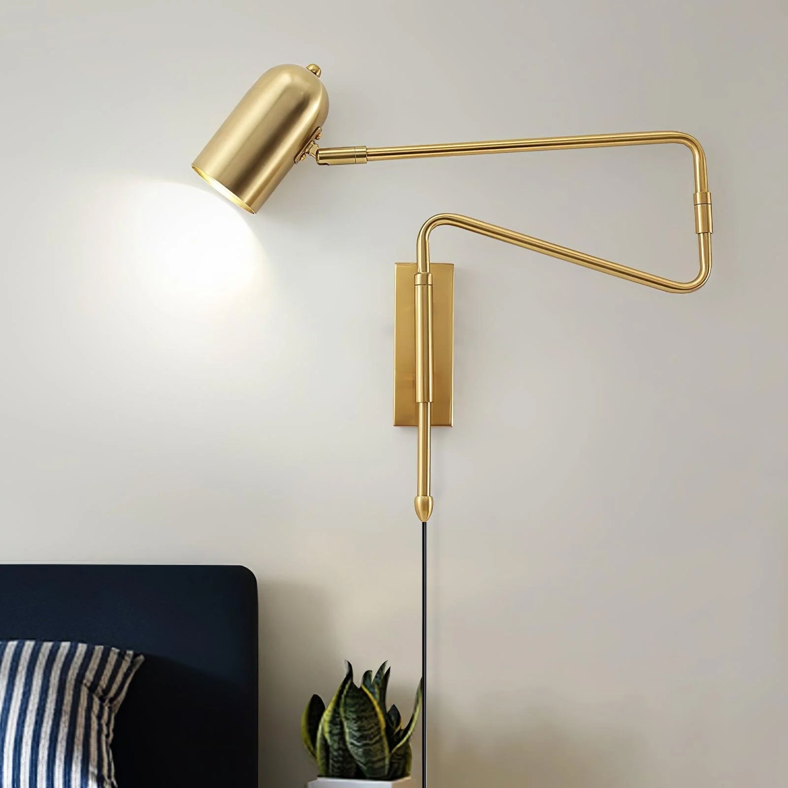 Nástěnná lampa do zásuvky — nastavitelné výkyvné rameno