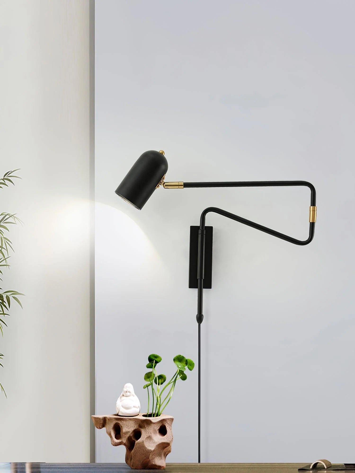Nástěnná lampa do zásuvky — nastavitelné výkyvné rameno