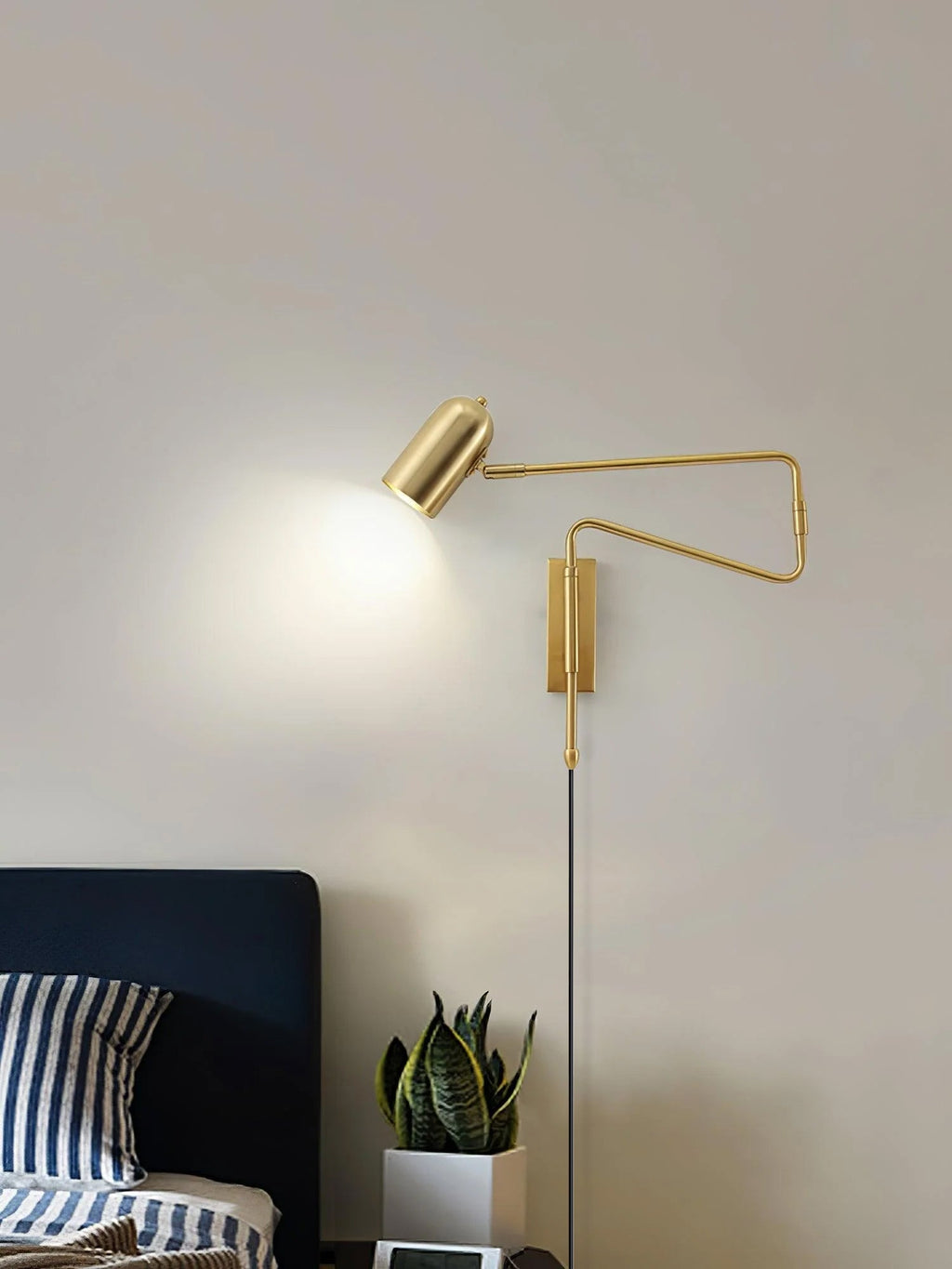Nástěnná lampa do zásuvky — nastavitelné výkyvné rameno