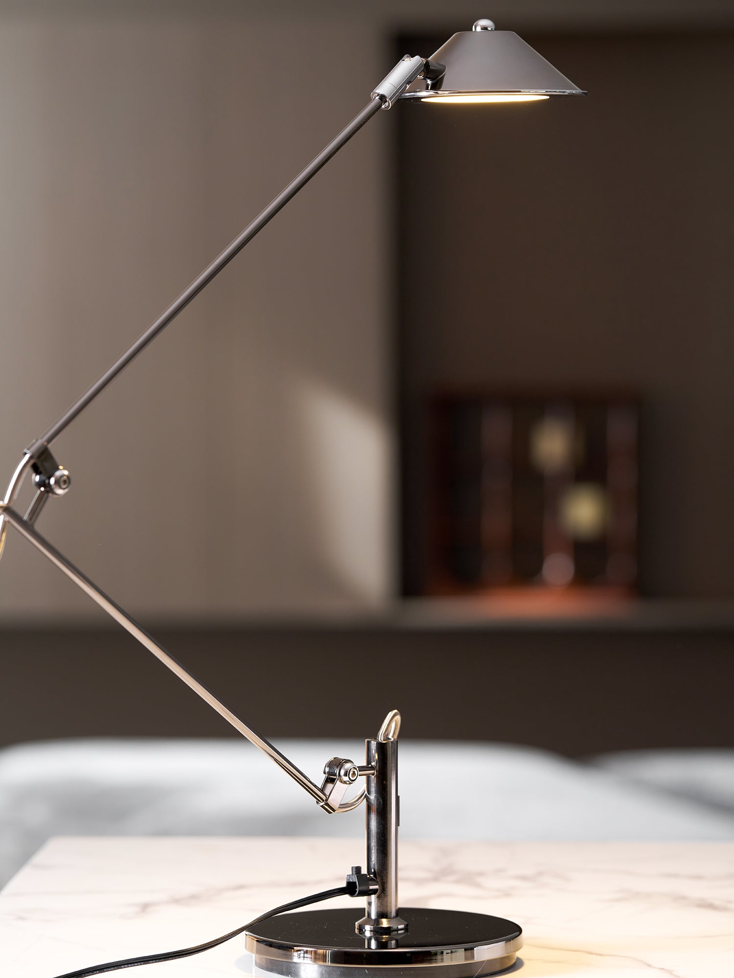ブラックの調節可能なデスクランプ — ロングアーム、円錐シェード