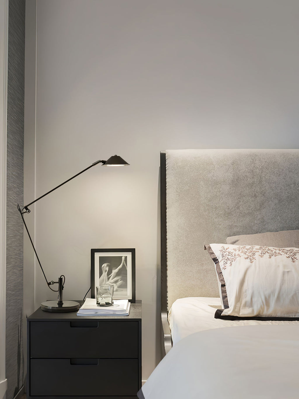 ブラックの調節可能なデスクランプ — ロングアーム、円錐シェード
