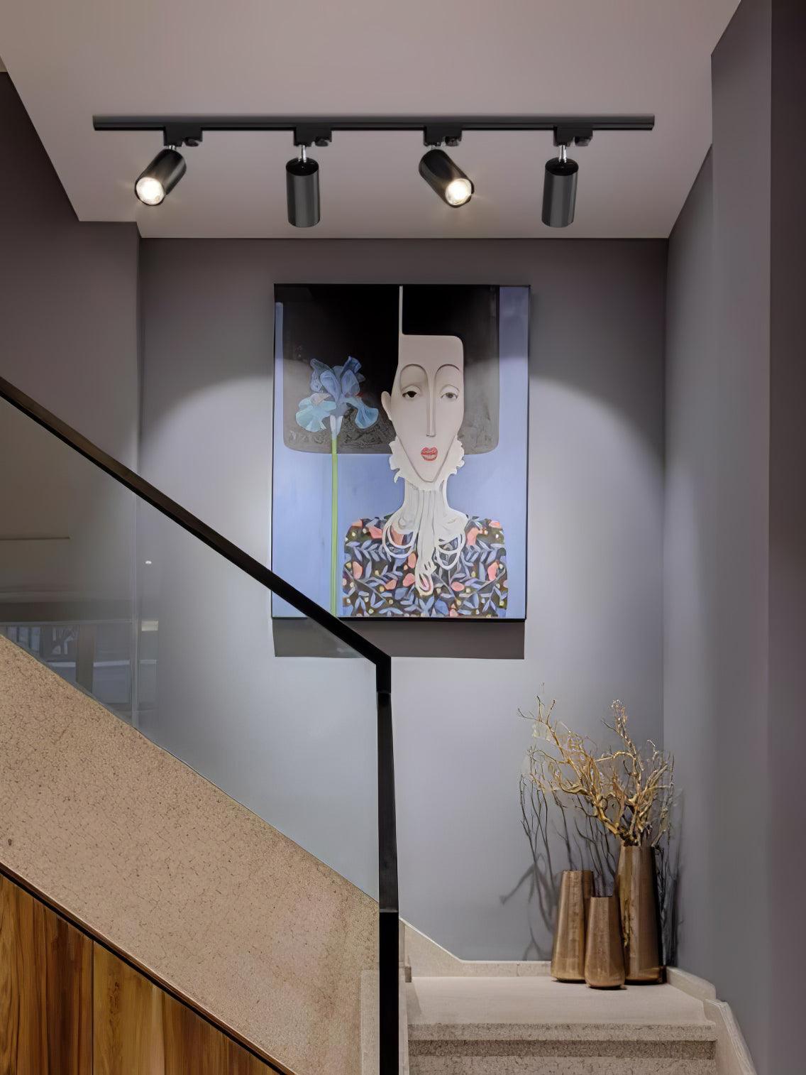 Regulowana sufitowa lampa na szynie z reflektorem — przegub obrotowy 325°, skupiona wiązka 24°