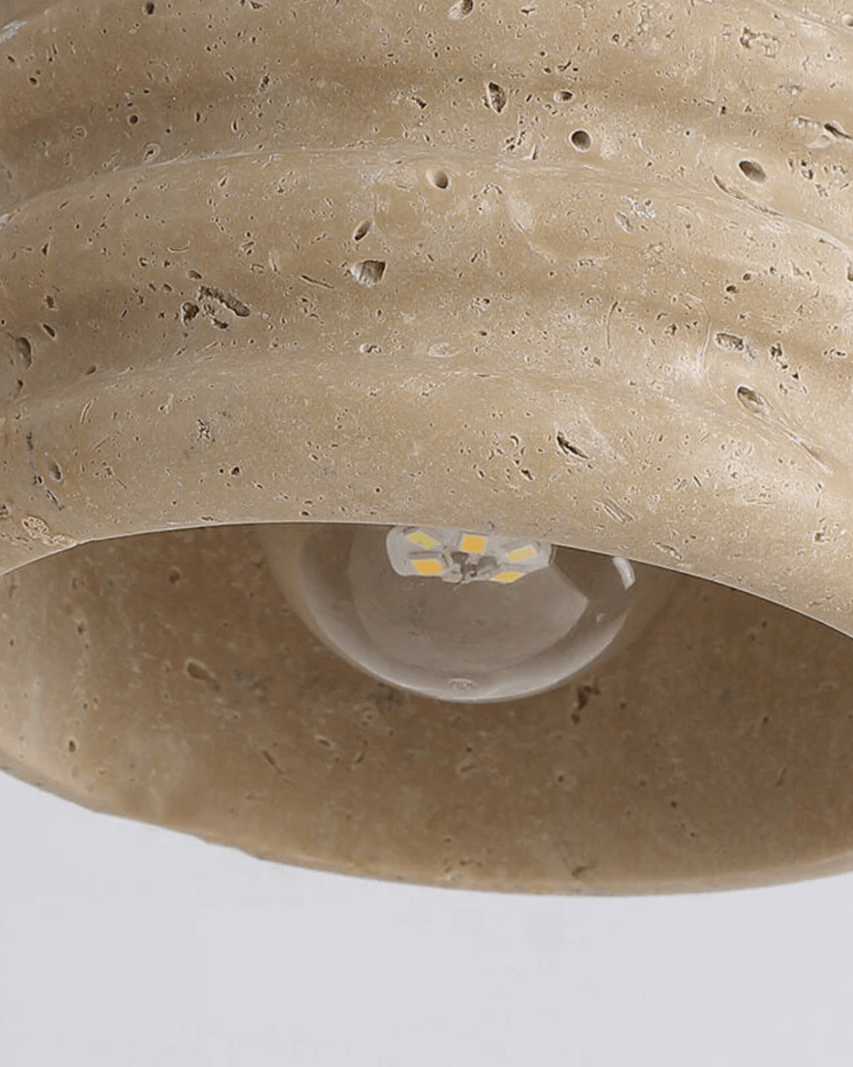 Kirrea | Skulpturell pendellampe i travertin og valnøtt