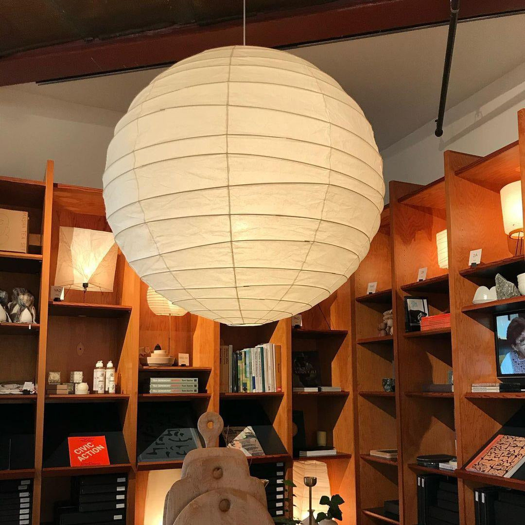 Luna Pendelleuchte mit japanischer Papierkugel — Abgerundete Silhouette