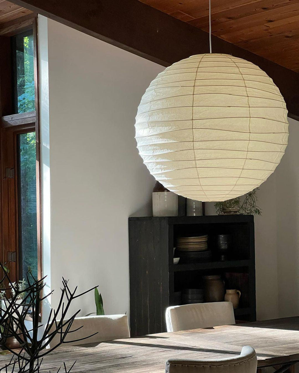 Luna Pendelleuchte mit japanischer Papierkugel — Abgerundete Silhouette