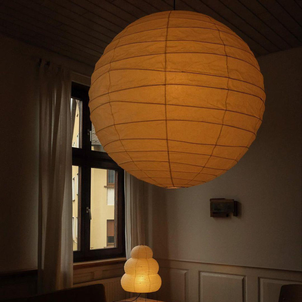 Luna Pendelleuchte mit japanischer Papierkugel — Abgerundete Silhouette