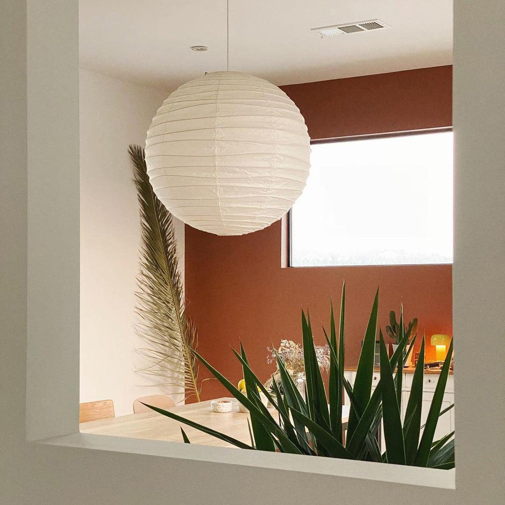 Luna Pendelleuchte mit japanischer Papierkugel — Abgerundete Silhouette