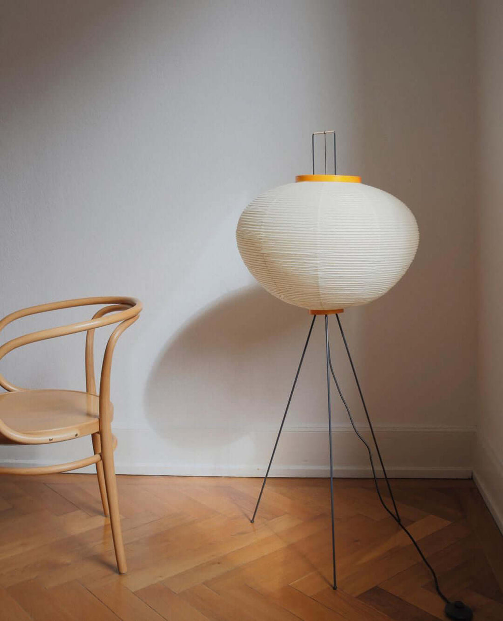 Traditionel gulvlampe i rispapir