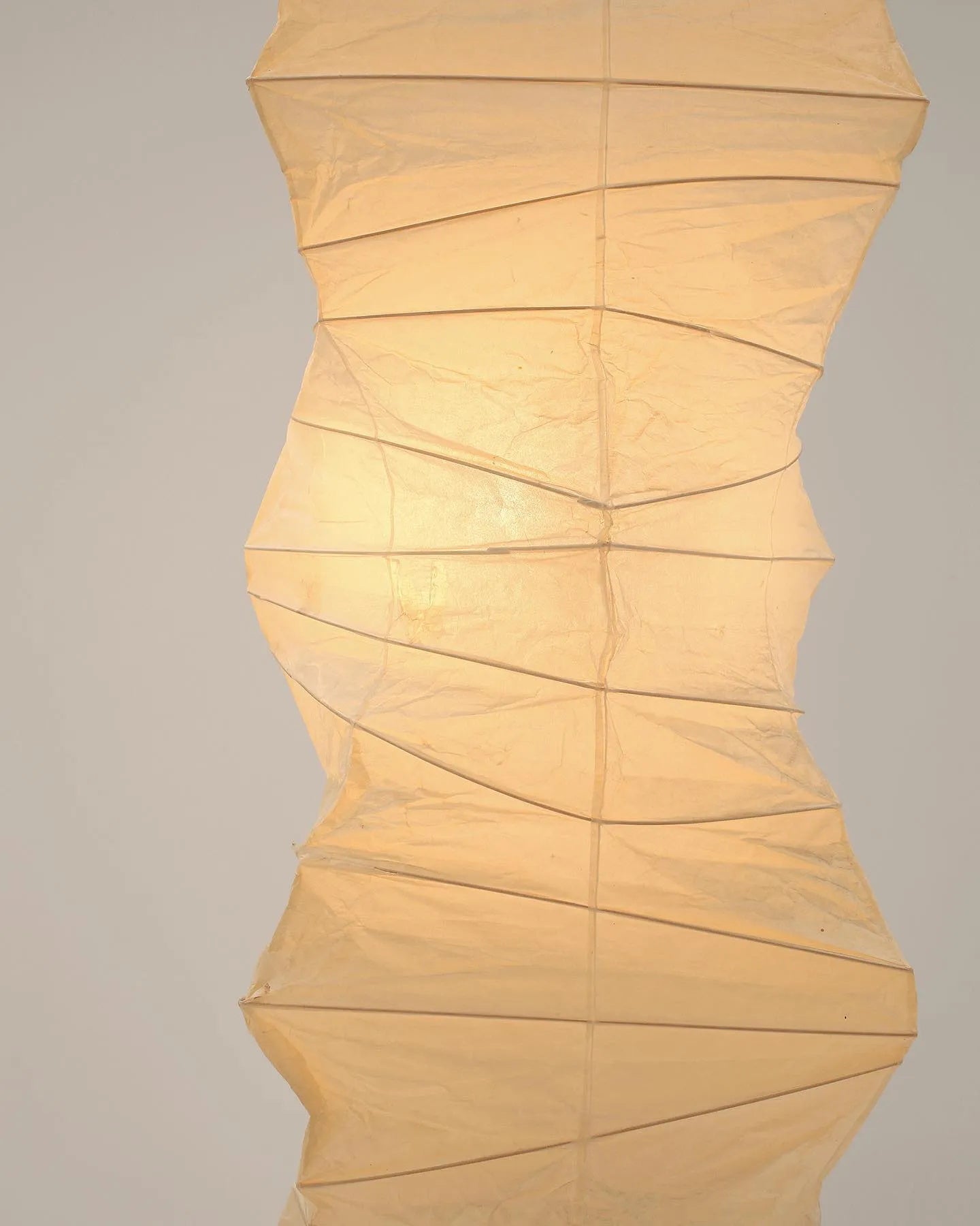 Traditionel gulvlampe i rispapir