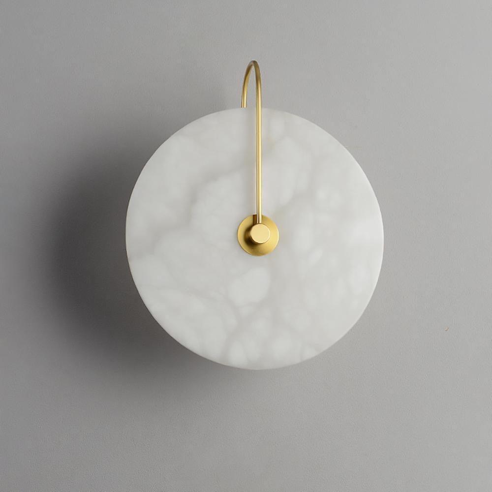 Kristy LED-vägglampa i alabaster — runt snöflingemönster, smal svart arm