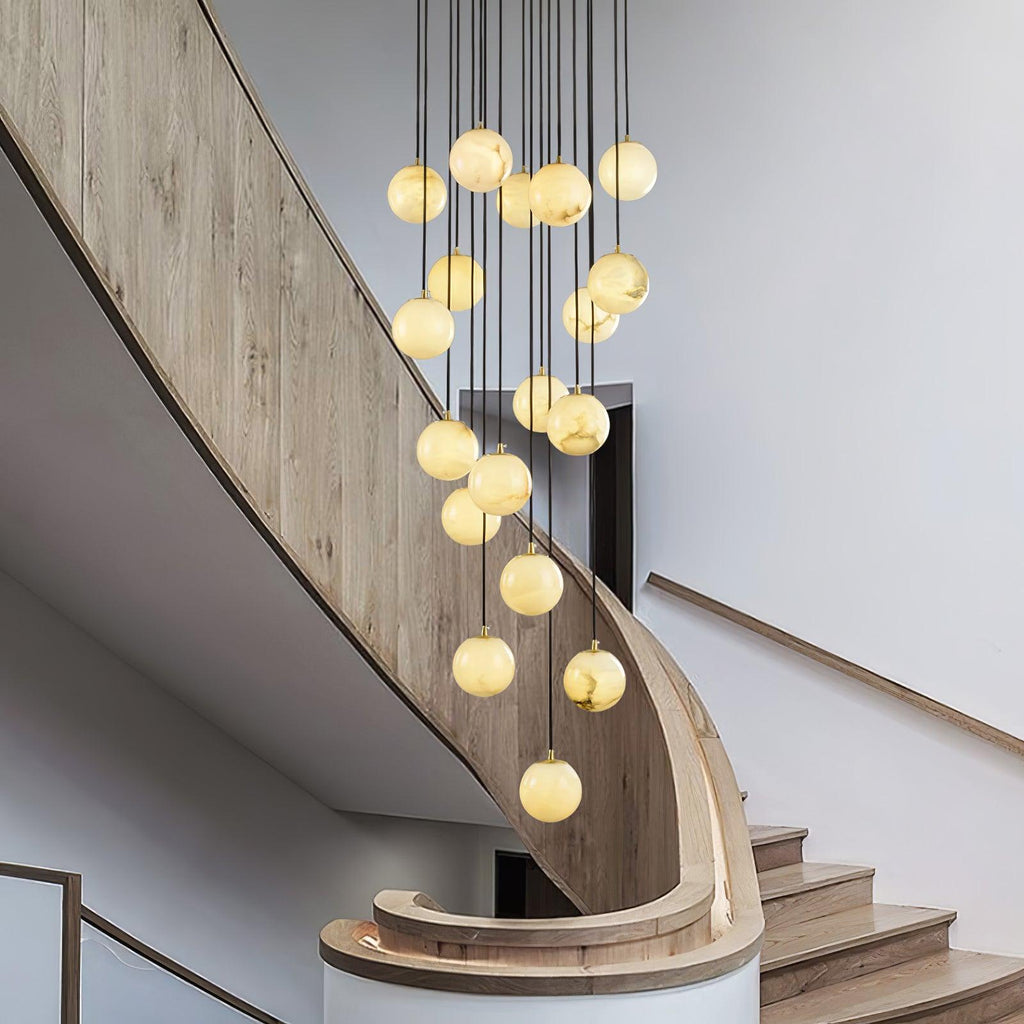 Lampadario a grappolo con sfere in alabastro a sospensione sfalsata