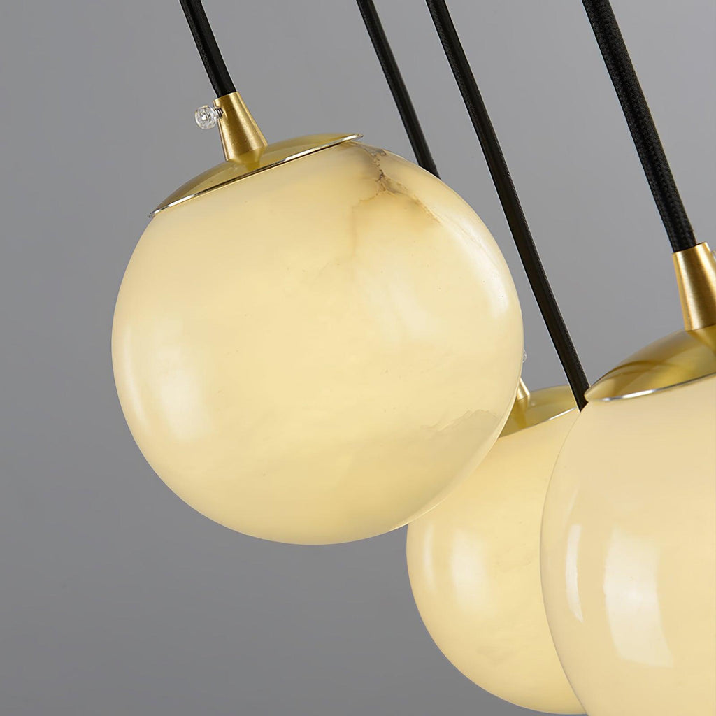 Lampadario a grappolo con sfere in alabastro a sospensione sfalsata