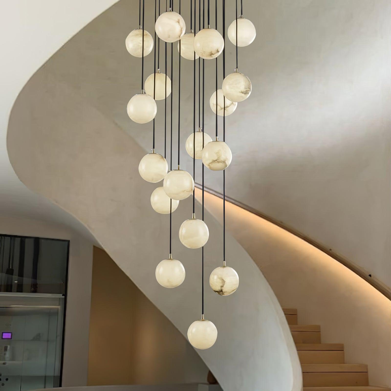 Lampadario a grappolo con sfere in alabastro a sospensione sfalsata