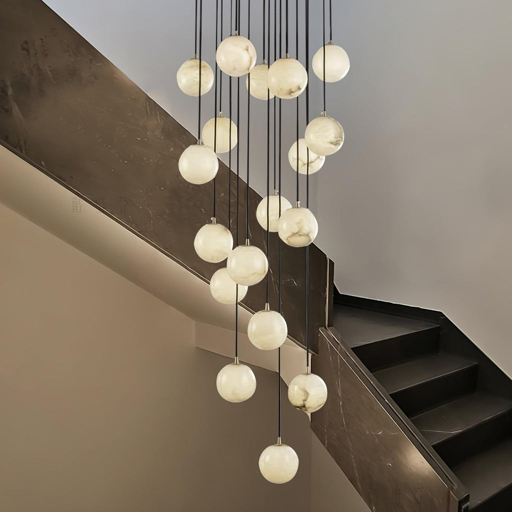 Lampadario a grappolo con sfere in alabastro a sospensione sfalsata