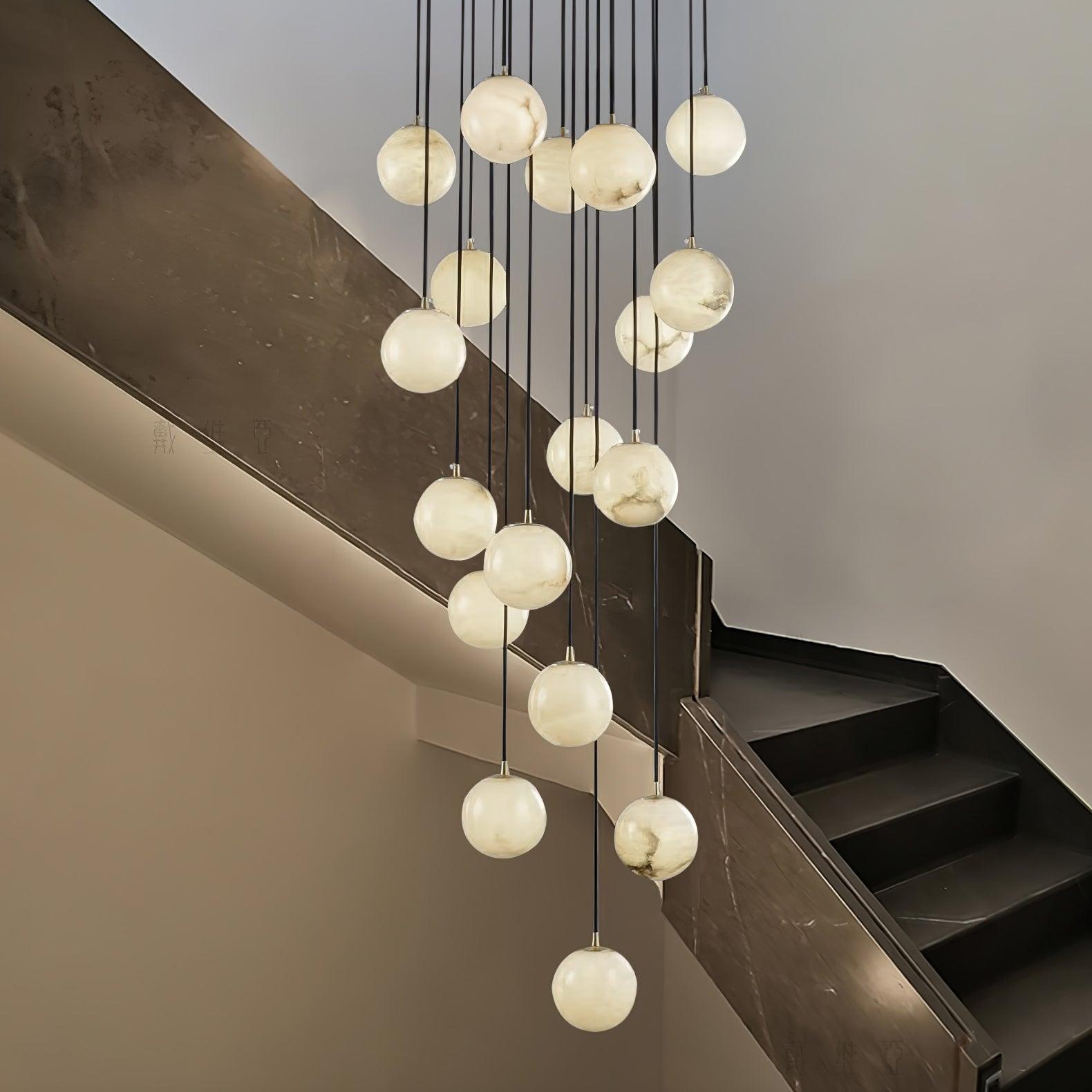 Lampadario a grappolo con sfere in alabastro a sospensione sfalsata