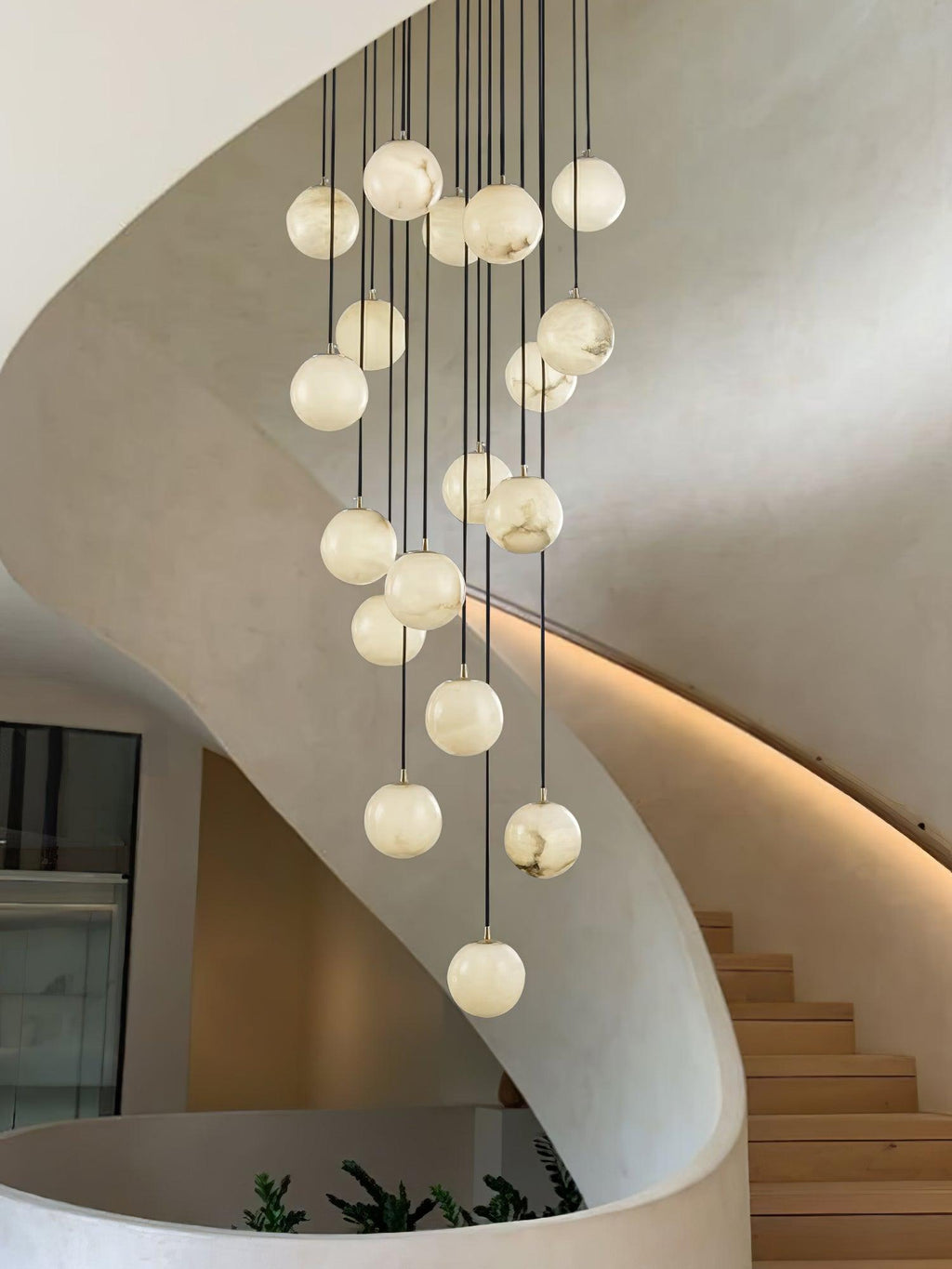 Lampadario a grappolo con sfere in alabastro a sospensione sfalsata
