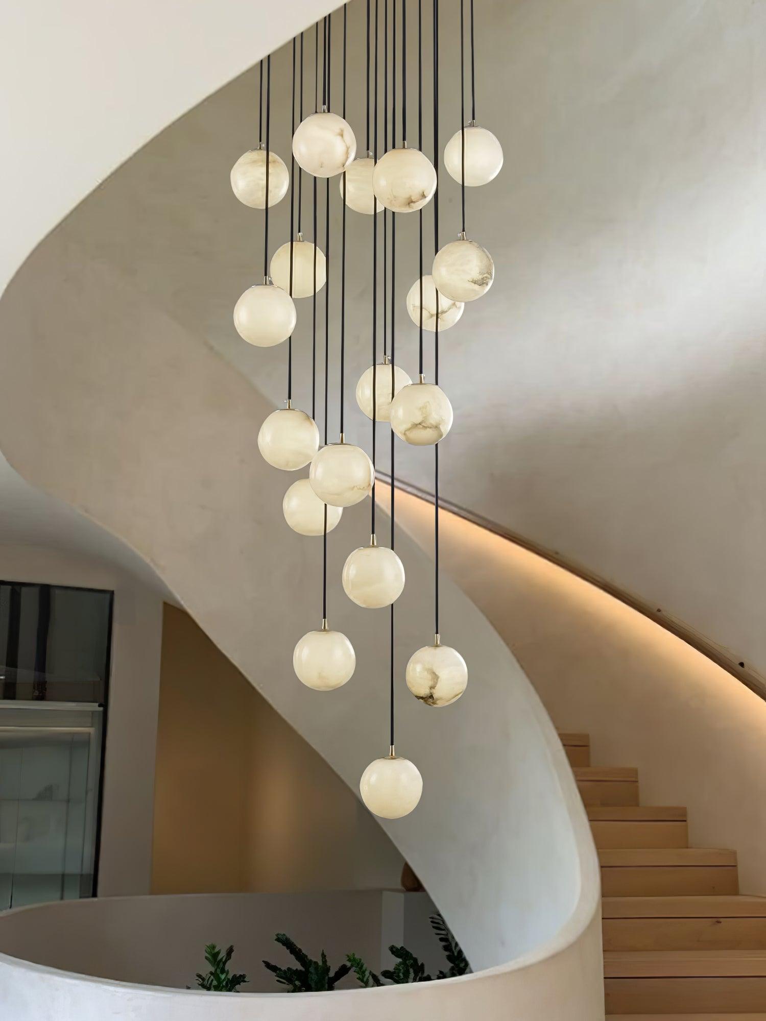 Lampadario a grappolo con sfere in alabastro a sospensione sfalsata