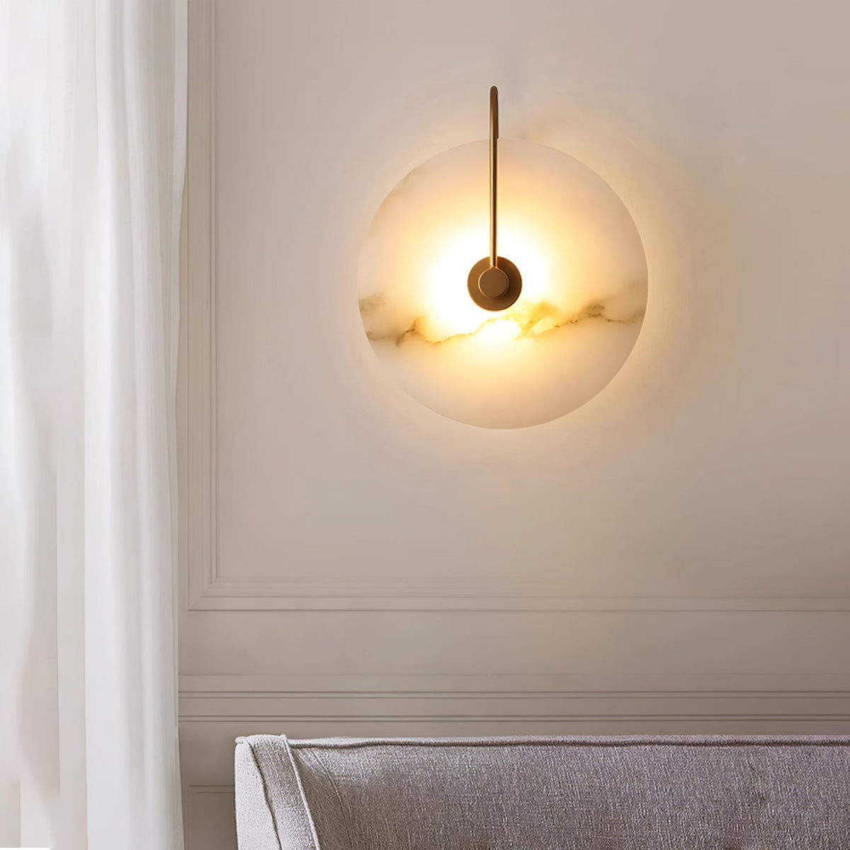 Kristy LED-vägglampa i alabaster — runt snöflingemönster, smal svart arm
