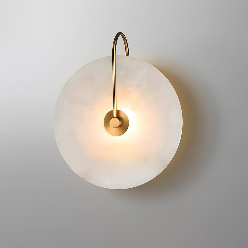 Kristy LED-vägglampa i alabaster — runt snöflingemönster, smal svart arm