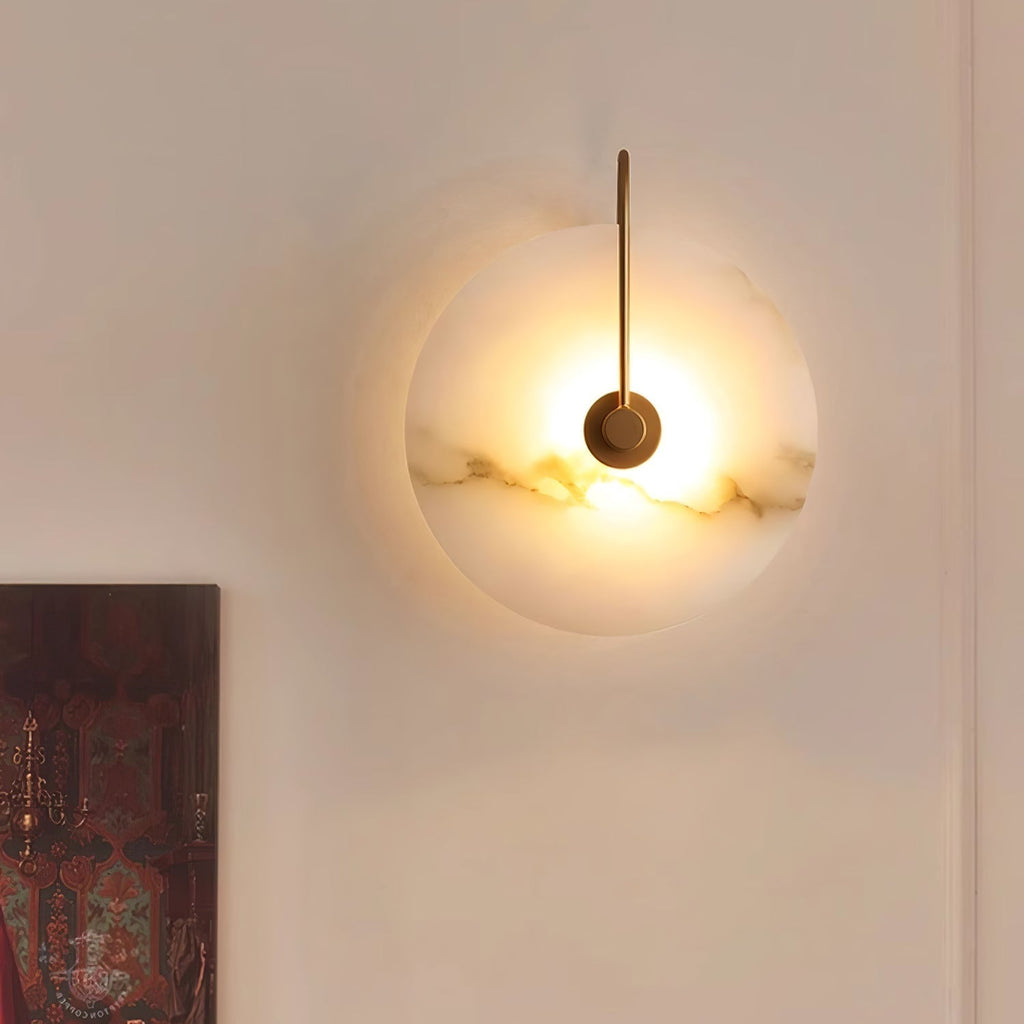 Kristy LED-vägglampa i alabaster — runt snöflingemönster, smal svart arm