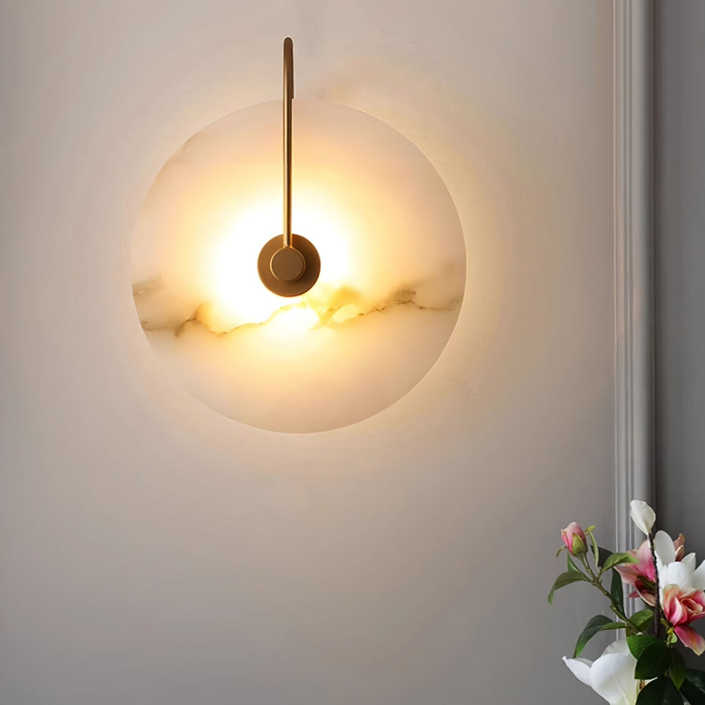 Kristy LED-vägglampa i alabaster — runt snöflingemönster, smal svart arm