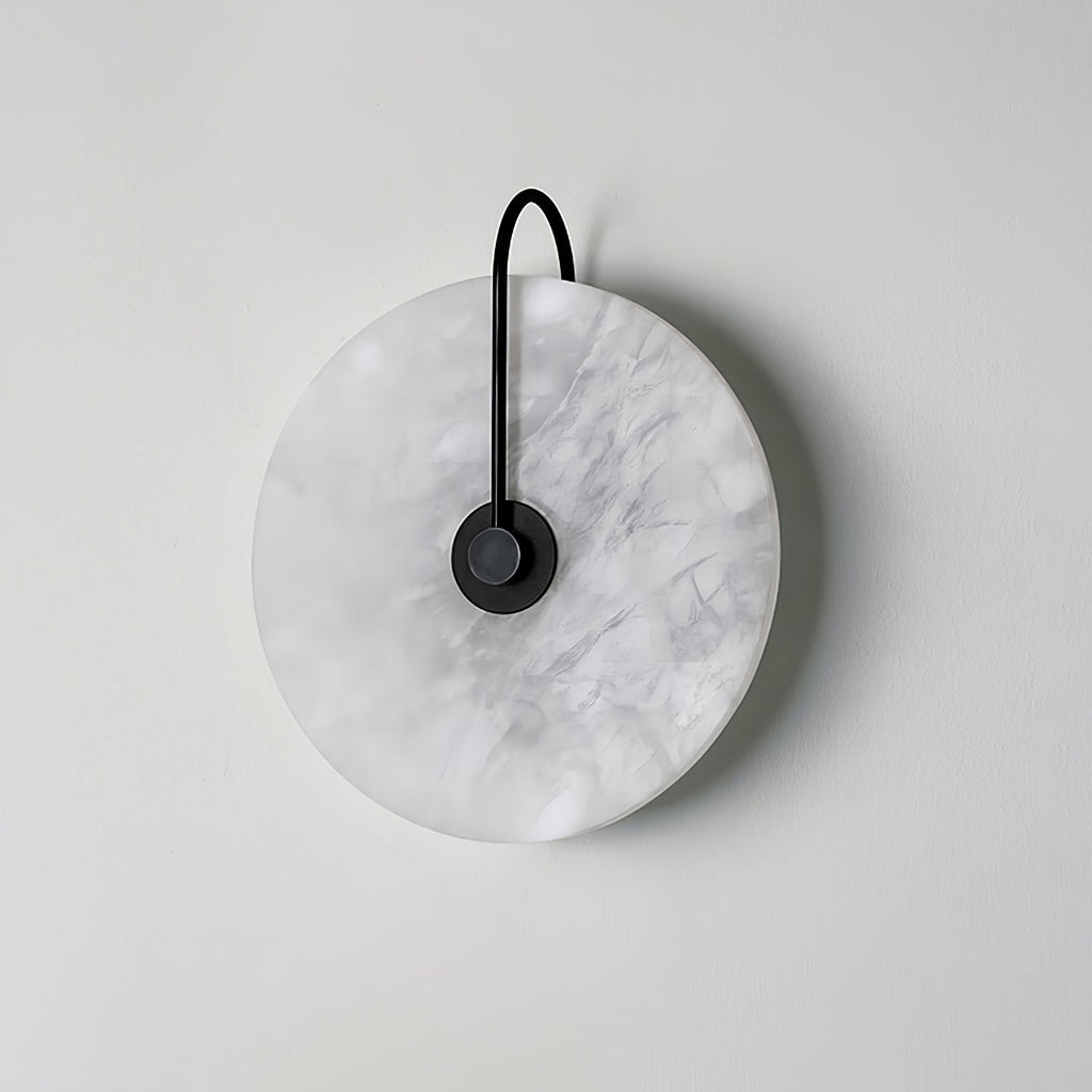 Kristy LED-vägglampa i alabaster — runt snöflingemönster, smal svart arm