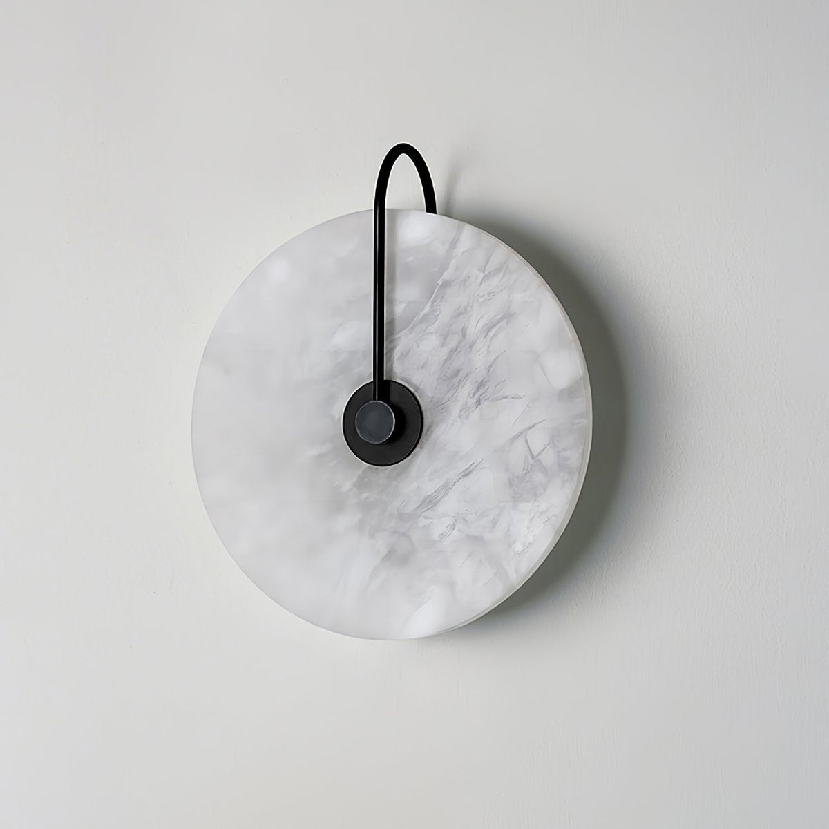 Kristy LED-vägglampa i alabaster — runt snöflingemönster, smal svart arm