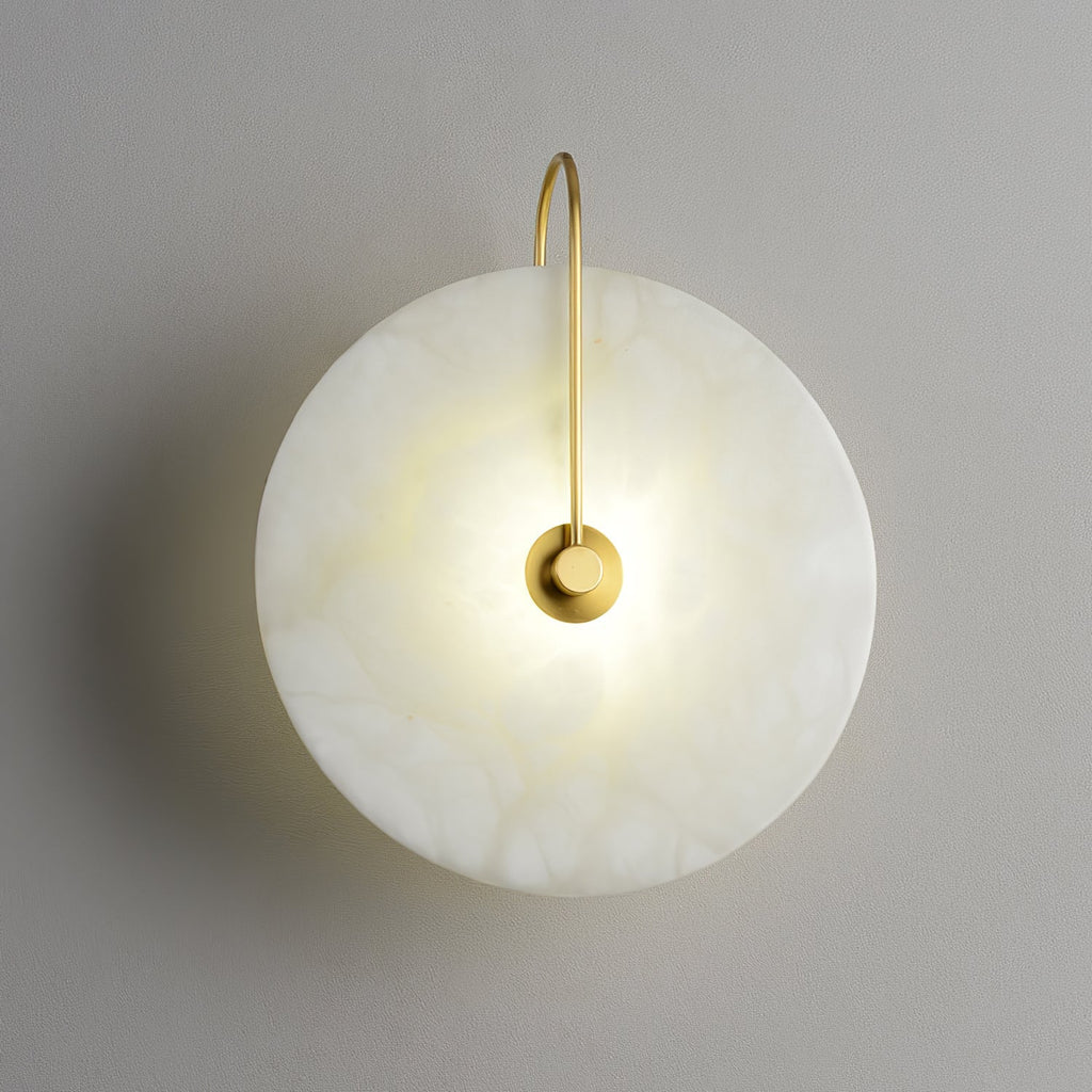 Kristy LED-vägglampa i alabaster — runt snöflingemönster, smal svart arm